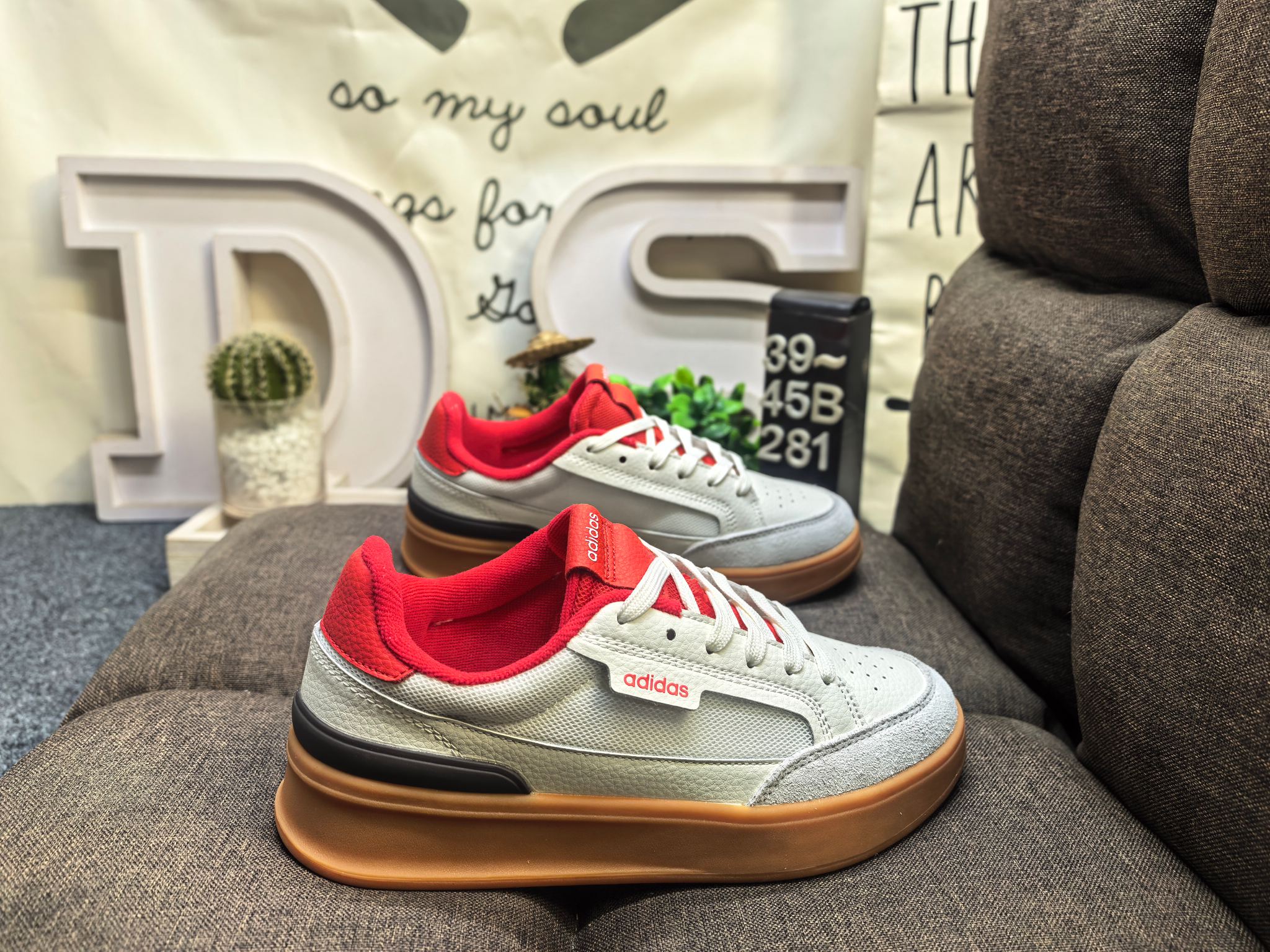 💰115
男鞋39-45码（带半码）
阿迪达斯 （adidas） 奢侈品送礼男士ASPYRE休闲鞋复古 简约百搭 轻便舒适 防滑耐磨 运动休闲鞋。透气性‌：ASPYRE休闲鞋采用网孔设计，具有良好的透气性，适合在春夏季节穿着，不会感到闷热‌。‌颜色选择‌：这款鞋有多种颜色可选，包括白色、黑色等，适合不同场合和搭配需求‌。‌增高效果‌：鞋底设计能够增高几厘米，适合想要增高效果的消费者‌。‌日常穿搭‌：ASPYRE休闲鞋适合日常穿搭，无论是搭配牛仔裤还是休闲裤都能展现出时尚感‌。‌运动休闲‌：由于其舒适度和透气性，也非常适合进行轻松的户外活动或散步。 
DS-281D