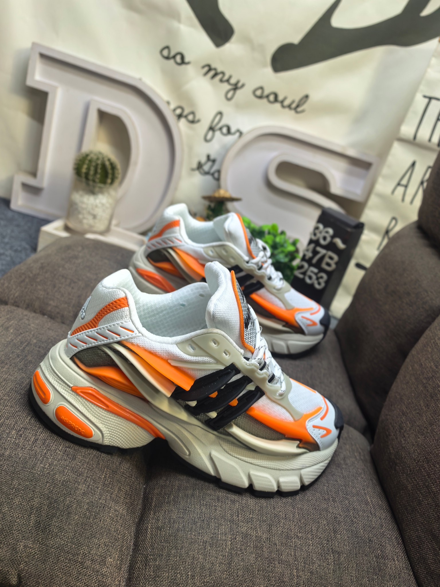 🈴💰210 男女鞋36-47码（带半码） Adidas ADISTAR JELLYFISH 公司级！Pharrell Williams 与 adidas 在巴黎时装周上揭晓了全新鞋款 adidas Jellyfish（水母）。Jellyfish 鞋款是从 Adistar Cushion 3 项目演变而来。Pharrell 在 Louis Vuitton 的任职经历影响了设计方向的转变，选择减少皮革使用，转而聚焦阿迪达斯的核心技术优势。 鞋款最初是在 Pharrell 穿着标志性喇叭牛仔裤的公开场合亮相，早在巴黎亮相前便引发了关注。鞋款经过精心打造，将未来美学与 Pharrell 的创意构想完美融合。设计灵感汲取自 adidas 档案库，复古风格鞋款 Response CL。 其轮廓为 adidas 的经典传承注入了现代气息，最引人注目的设计在于其复杂的塑料框架式外底结构，巧妙模仿了水母的形态，捕捉肌肉运动与流动能量感，通过层叠式面板和雕塑感元素呈现。 鞋舌饰有俏皮的 “ jellyfish ” 标识及 “ Virginia ” 字样，致敬 Pharrell 的出生地弗吉尼亚州，还采用了吸睛的米白与亮橙配色方案，极具辨识度。其大胆的外观，正是追求独特个性鞋款搭配人士的理想之选。 DS-253D