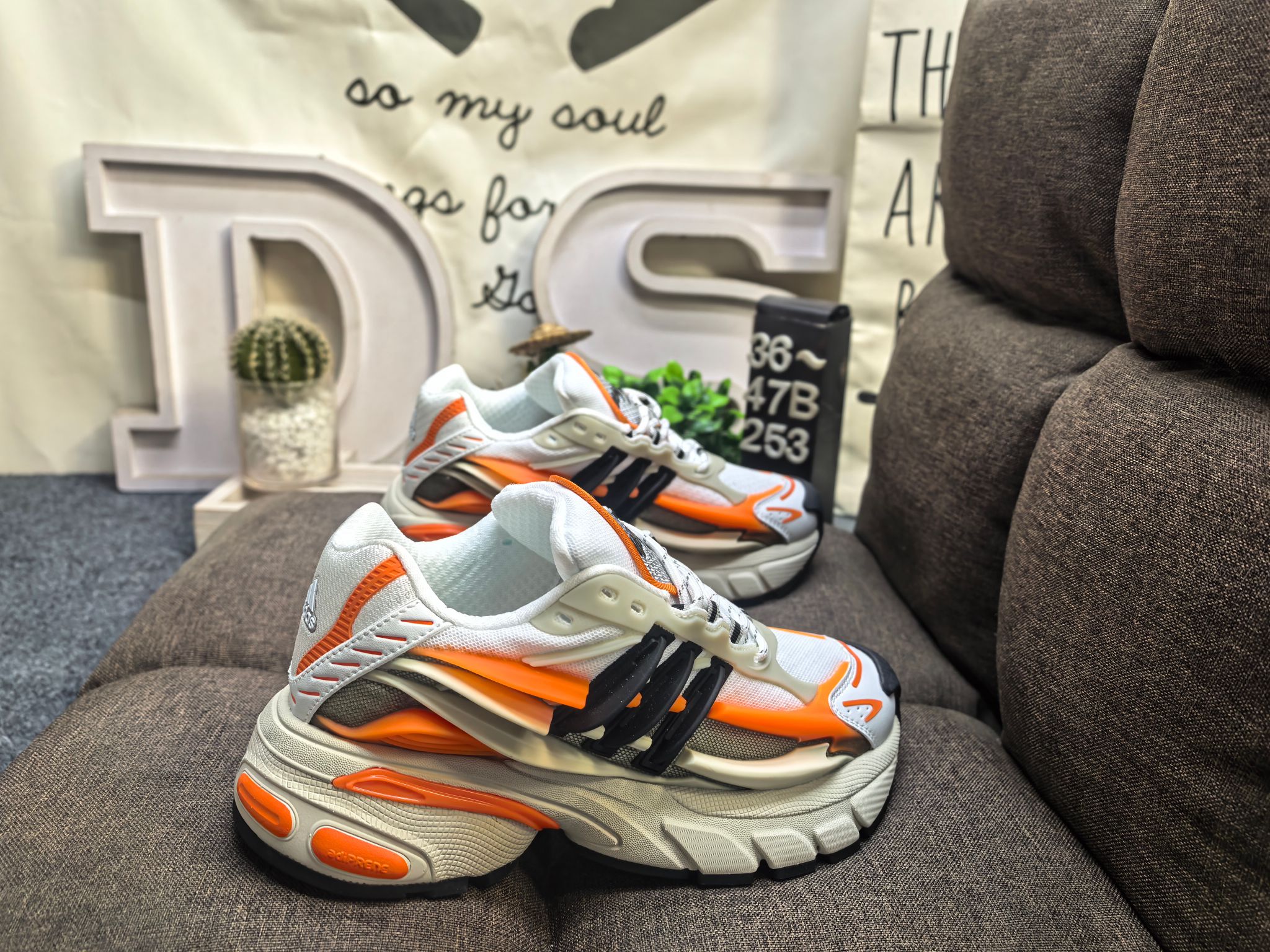 💰210 男女鞋36-47码（带半码） Adidas ADISTAR JELLYFISH 公司级！Pharrell Williams 与 adidas 在巴黎时装周上揭晓了全新鞋款 adidas Jellyfish（水母）。Jellyfish 鞋款是从 Adistar Cushion 3 项目演变而来。Pharrell 在 Louis Vuitton 的任职经历影响了设计方向的转变，选择减少皮革使用，转而聚焦阿迪达斯的核心技术优势。 鞋款最初是在 Pharrell 穿着标志性喇叭牛仔裤的公开场合亮相，早在巴黎亮相前便引发了关注。鞋款经过精心打造，将未来美学与 Pharrell 的创意构想完美融合。设计灵感汲取自 adidas 档案库，复古风格鞋款 Response CL。 其轮廓为 adidas 的经典传承注入了现代气息，最引人注目的设计在于其复杂的塑料框架式外底结构，巧妙模仿了水母的形态，捕捉肌肉运动与流动能量感，通过层叠式面板和雕塑感元素呈现。 鞋舌饰有俏皮的 “ jellyfish ” 标识及 “ Virginia ” 字样，致敬 Pharrell 的出生地弗吉尼亚州，还采用了吸睛的米白与亮橙配色方案，极具辨识度。其大胆的外观，正是追求独特个性鞋款搭配人士的理想之选。 DS-253D