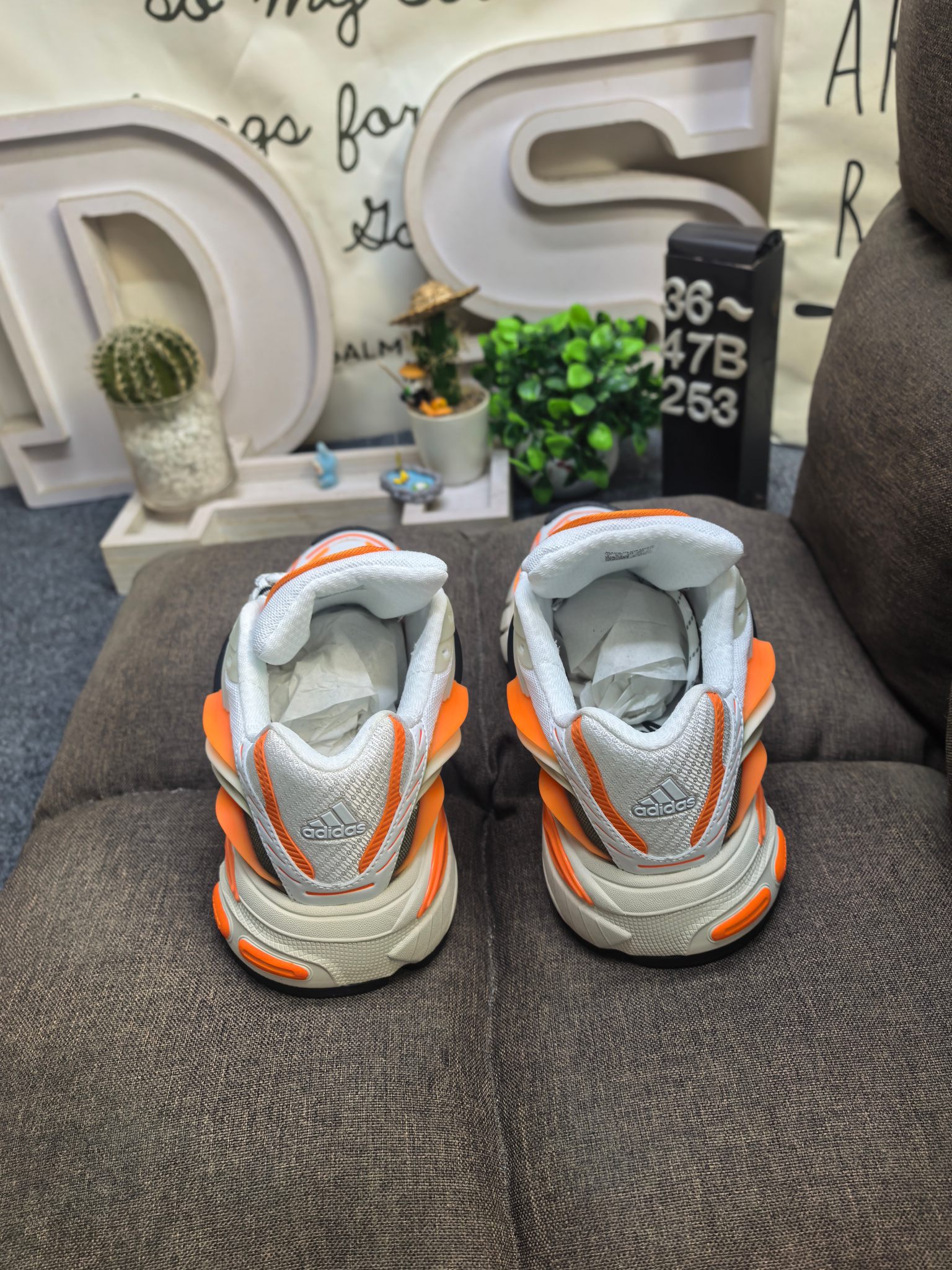 💰210 男女鞋36-47码(带半码) Adidas ADISTAR JELLYFISH 公司级!Pharrell Williams 与 adidas 在巴黎时装周上揭晓了全新鞋款 adidas Jellyfish(水母)。Jellyfish 鞋款是从 Adistar Cushion 3 项目演变而来。Pharrell 在 Louis Vuitton 的任职经历影响了设计方向的转变,选择减少皮革使用,转而聚焦阿迪达斯的核心技术优势。 鞋款最初是在 Pharrell 穿着标志性喇叭牛仔裤的公开场合亮相,早在巴黎亮相前便引发了关注。鞋款经过精心打造,将未来美学与 Pharrell 的创意构想完美融合。设计灵感汲取自 adidas 档案库,复古风格鞋款 Response CL。 其轮廓为 adidas 的经典传承注入了现代气息,最引人注目的设计在于其复杂的塑料框架式外底结构,巧妙模仿了水母的形态,捕捉肌肉运动与流动能量感,通过层叠式面板和雕塑感元素呈现。 鞋舌饰有俏皮的 “ jellyfish ” 标识及 “ Virginia ” 字样,致敬 Pharrell 的出生地弗吉尼亚州,还采用了吸睛的米白与亮橙配色方案,极具辨识度。其大胆的外观,正是追求独特个性鞋款搭配人士的理想之选。 DS-253D