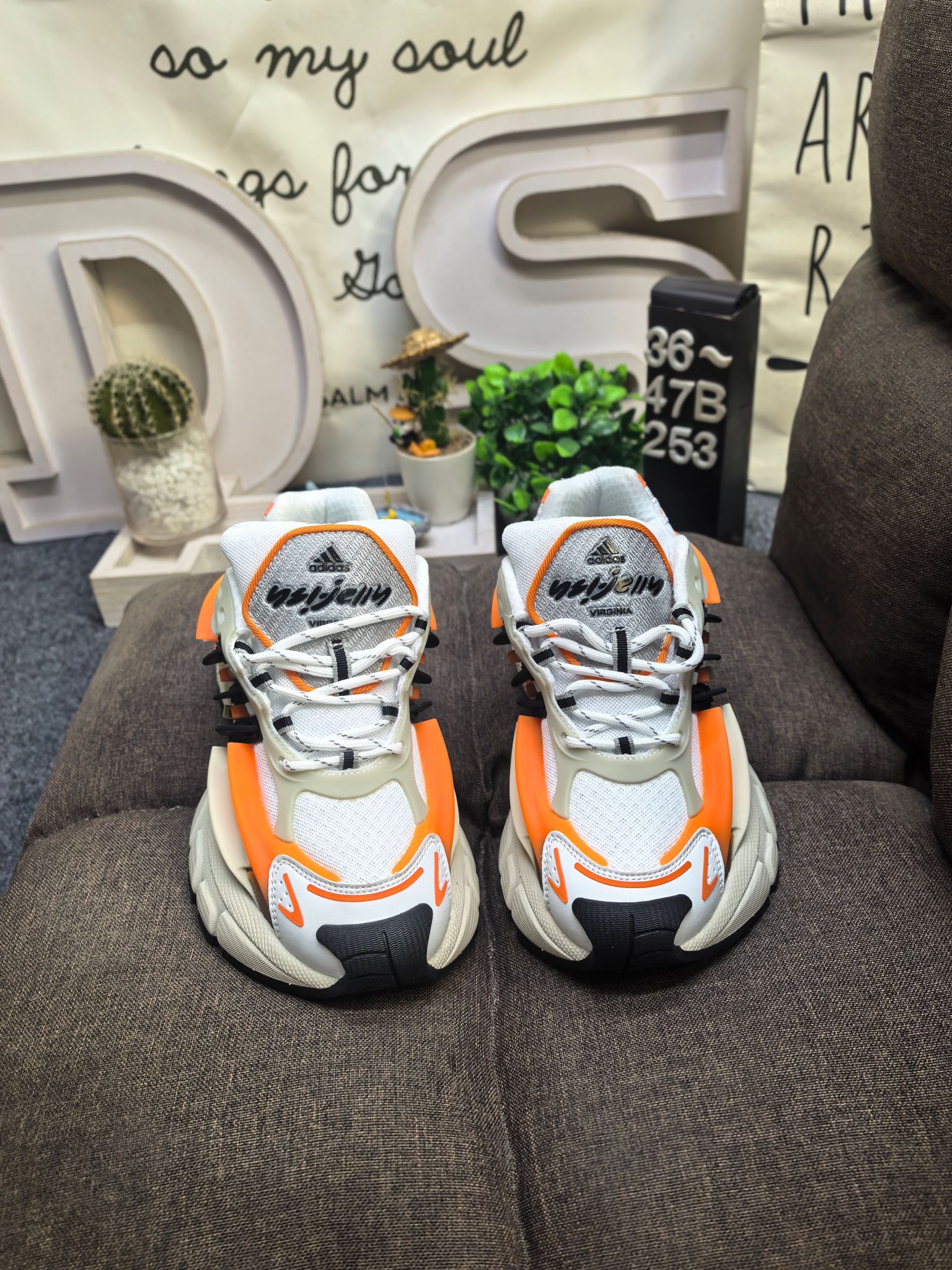 💰210 男女鞋36-47码(带半码) Adidas ADISTAR JELLYFISH 公司级!Pharrell Williams 与 adidas 在巴黎时装周上揭晓了全新鞋款 adidas Jellyfish(水母)。Jellyfish 鞋款是从 Adistar Cushion 3 项目演变而来。Pharrell 在 Louis Vuitton 的任职经历影响了设计方向的转变,选择减少皮革使用,转而聚焦阿迪达斯的核心技术优势。 鞋款最初是在 Pharrell 穿着标志性喇叭牛仔裤的公开场合亮相,早在巴黎亮相前便引发了关注。鞋款经过精心打造,将未来美学与 Pharrell 的创意构想完美融合。设计灵感汲取自 adidas 档案库,复古风格鞋款 Response CL。 其轮廓为 adidas 的经典传承注入了现代气息,最引人注目的设计在于其复杂的塑料框架式外底结构,巧妙模仿了水母的形态,捕捉肌肉运动与流动能量感,通过层叠式面板和雕塑感元素呈现。 鞋舌饰有俏皮的 “ jellyfish ” 标识及 “ Virginia ” 字样,致敬 Pharrell 的出生地弗吉尼亚州,还采用了吸睛的米白与亮橙配色方案,极具辨识度。其大胆的外观,正是追求独特个性鞋款搭配人士的理想之选。 DS-253D