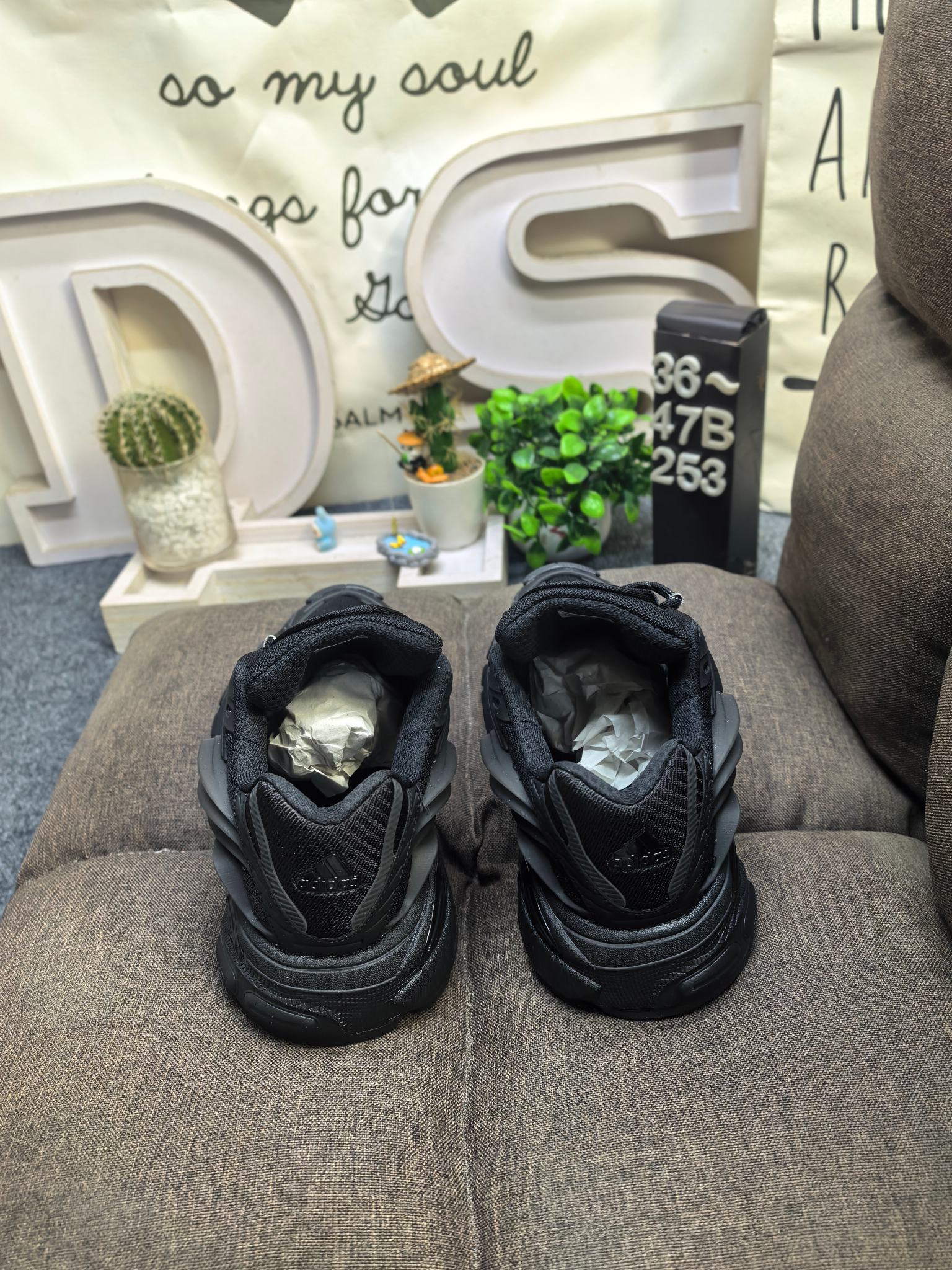 💰210 男女鞋36-47码(带半码) Adidas ADISTAR JELLYFISH 公司级!Pharrell Williams 与 adidas 在巴黎时装周上揭晓了全新鞋款 adidas Jellyfish(水母)。Jellyfish 鞋款是从 Adistar Cushion 3 项目演变而来。Pharrell 在 Louis Vuitton 的任职经历影响了设计方向的转变,选择减少皮革使用,转而聚焦阿迪达斯的核心技术优势。 鞋款最初是在 Pharrell 穿着标志性喇叭牛仔裤的公开场合亮相,早在巴黎亮相前便引发了关注。鞋款经过精心打造,将未来美学与 Pharrell 的创意构想完美融合。设计灵感汲取自 adidas 档案库,复古风格鞋款 Response CL。 其轮廓为 adidas 的经典传承注入了现代气息,最引人注目的设计在于其复杂的塑料框架式外底结构,巧妙模仿了水母的形态,捕捉肌肉运动与流动能量感,通过层叠式面板和雕塑感元素呈现。 鞋舌饰有俏皮的 “ jellyfish ” 标识及 “ Virginia ” 字样,致敬 Pharrell 的出生地弗吉尼亚州,还采用了吸睛的米白与亮橙配色方案,极具辨识度。其大胆的外观,正是追求独特个性鞋款搭配人士的理想之选。 DS-253D