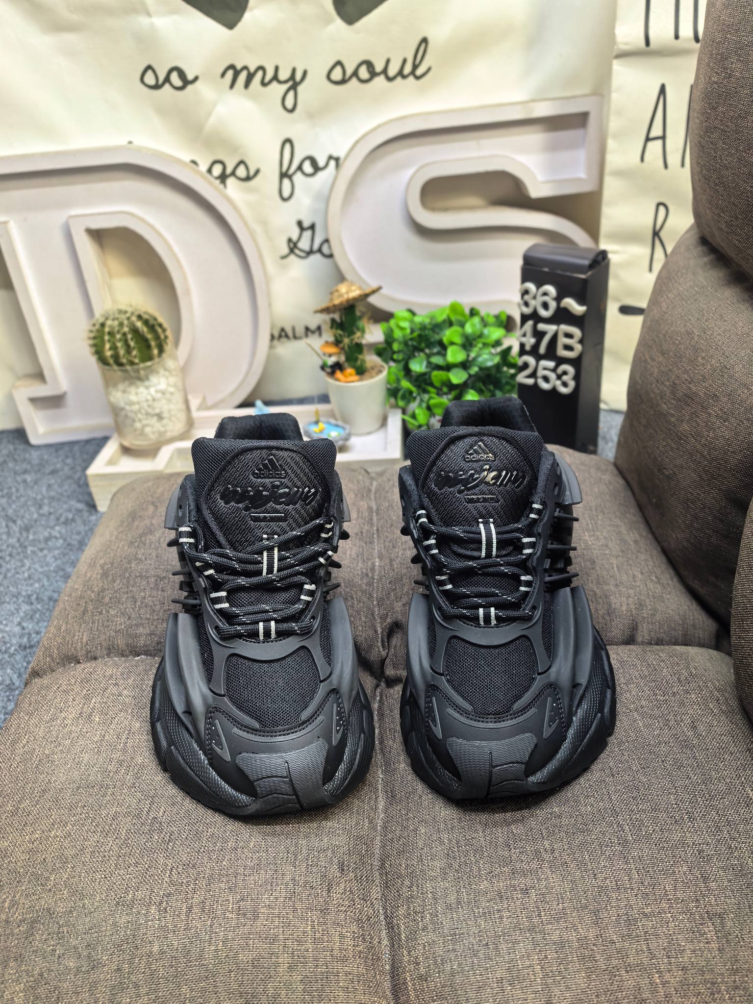 💰210 男女鞋36-47码(带半码) Adidas ADISTAR JELLYFISH 公司级!Pharrell Williams 与 adidas 在巴黎时装周上揭晓了全新鞋款 adidas Jellyfish(水母)。Jellyfish 鞋款是从 Adistar Cushion 3 项目演变而来。Pharrell 在 Louis Vuitton 的任职经历影响了设计方向的转变,选择减少皮革使用,转而聚焦阿迪达斯的核心技术优势。 鞋款最初是在 Pharrell 穿着标志性喇叭牛仔裤的公开场合亮相,早在巴黎亮相前便引发了关注。鞋款经过精心打造,将未来美学与 Pharrell 的创意构想完美融合。设计灵感汲取自 adidas 档案库,复古风格鞋款 Response CL。 其轮廓为 adidas 的经典传承注入了现代气息,最引人注目的设计在于其复杂的塑料框架式外底结构,巧妙模仿了水母的形态,捕捉肌肉运动与流动能量感,通过层叠式面板和雕塑感元素呈现。 鞋舌饰有俏皮的 “ jellyfish ” 标识及 “ Virginia ” 字样,致敬 Pharrell 的出生地弗吉尼亚州,还采用了吸睛的米白与亮橙配色方案,极具辨识度。其大胆的外观,正是追求独特个性鞋款搭配人士的理想之选。 DS-253D