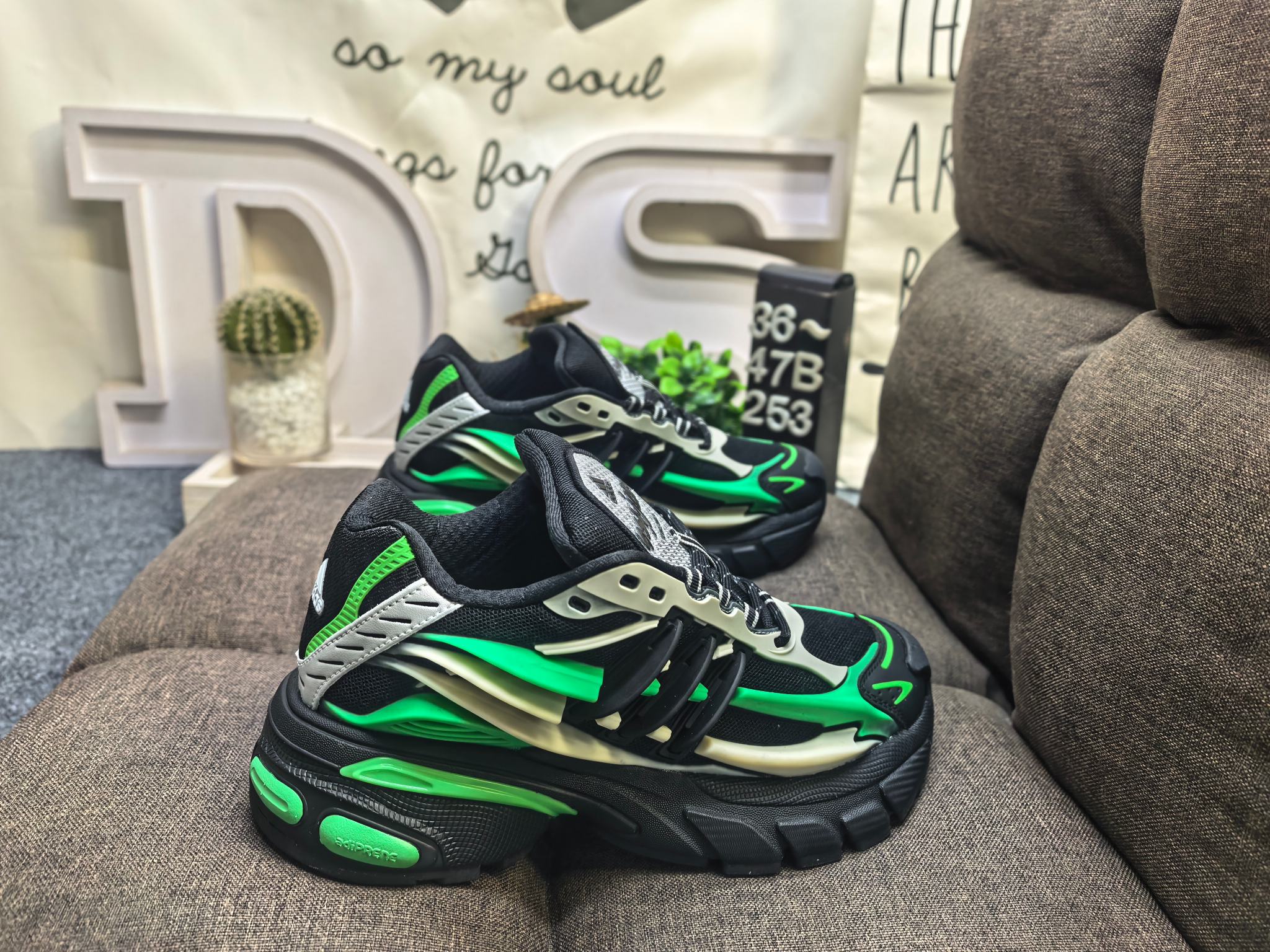 💰210 男女鞋36-47码（带半码） Adidas ADISTAR JELLYFISH 公司级！Pharrell Williams 与 adidas 在巴黎时装周上揭晓了全新鞋款 adidas Jellyfish（水母）。Jellyfish 鞋款是从 Adistar Cushion 3 项目演变而来。Pharrell 在 Louis Vuitton 的任职经历影响了设计方向的转变，选择减少皮革使用，转而聚焦阿迪达斯的核心技术优势。 鞋款最初是在 Pharrell 穿着标志性喇叭牛仔裤的公开场合亮相，早在巴黎亮相前便引发了关注。鞋款经过精心打造，将未来美学与 Pharrell 的创意构想完美融合。设计灵感汲取自 adidas 档案库，复古风格鞋款 Response CL。 其轮廓为 adidas 的经典传承注入了现代气息，最引人注目的设计在于其复杂的塑料框架式外底结构，巧妙模仿了水母的形态，捕捉肌肉运动与流动能量感，通过层叠式面板和雕塑感元素呈现。 鞋舌饰有俏皮的 “ jellyfish ” 标识及 “ Virginia ” 字样，致敬 Pharrell 的出生地弗吉尼亚州，还采用了吸睛的米白与亮橙配色方案，极具辨识度。其大胆的外观，正是追求独特个性鞋款搭配人士的理想之选。 DS-253D