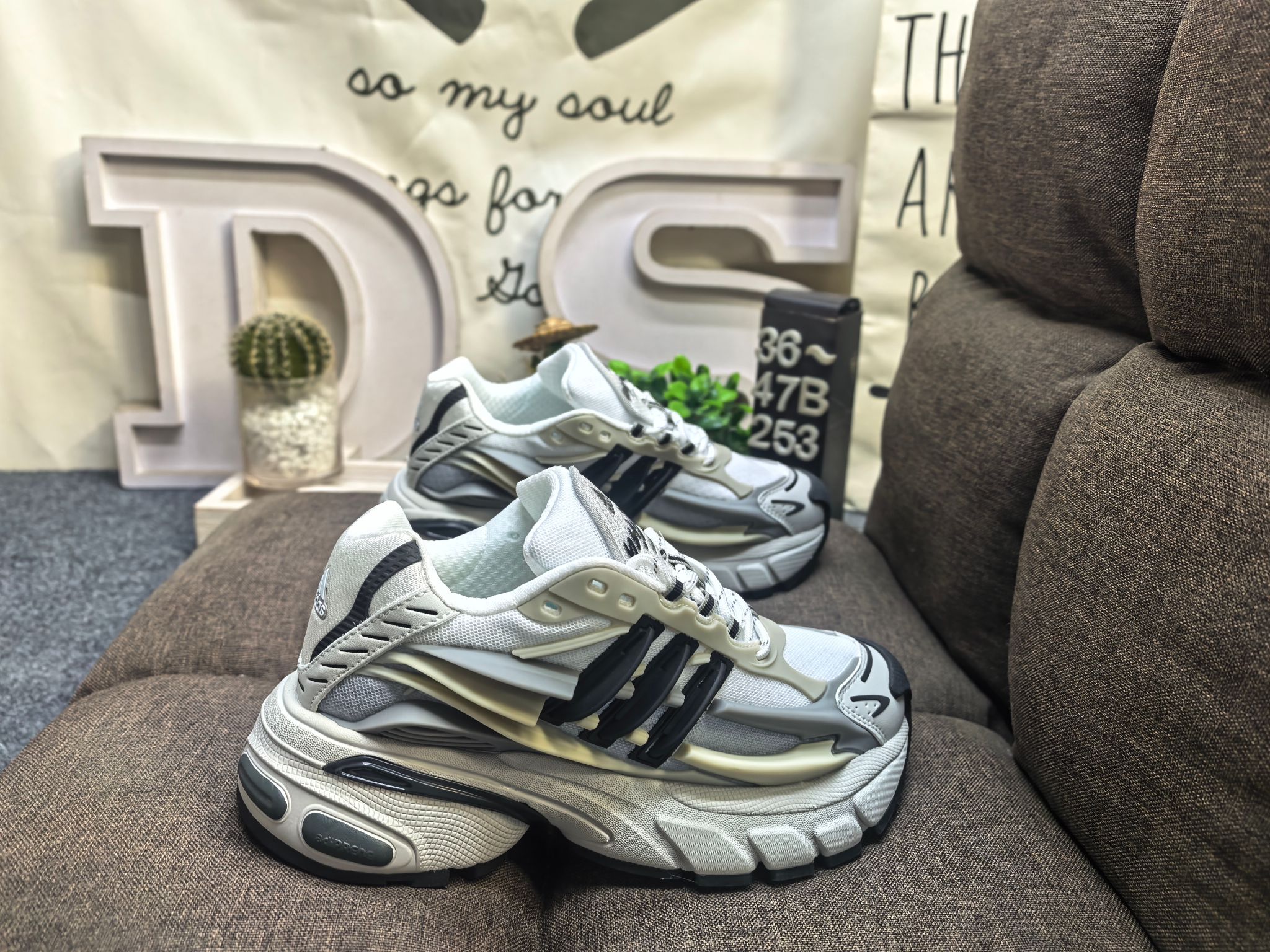 💰210 男女鞋36-47码（带半码） Adidas ADISTAR JELLYFISH 公司级！Pharrell Williams 与 adidas 在巴黎时装周上揭晓了全新鞋款 adidas Jellyfish（水母）。Jellyfish 鞋款是从 Adistar Cushion 3 项目演变而来。Pharrell 在 Louis Vuitton 的任职经历影响了设计方向的转变，选择减少皮革使用，转而聚焦阿迪达斯的核心技术优势。 鞋款最初是在 Pharrell 穿着标志性喇叭牛仔裤的公开场合亮相，早在巴黎亮相前便引发了关注。鞋款经过精心打造，将未来美学与 Pharrell 的创意构想完美融合。设计灵感汲取自 adidas 档案库，复古风格鞋款 Response CL。 其轮廓为 adidas 的经典传承注入了现代气息，最引人注目的设计在于其复杂的塑料框架式外底结构，巧妙模仿了水母的形态，捕捉肌肉运动与流动能量感，通过层叠式面板和雕塑感元素呈现。 鞋舌饰有俏皮的 “ jellyfish ” 标识及 “ Virginia ” 字样，致敬 Pharrell 的出生地弗吉尼亚州，还采用了吸睛的米白与亮橙配色方案，极具辨识度。其大胆的外观，正是追求独特个性鞋款搭配人士的理想之选。 DS-253D