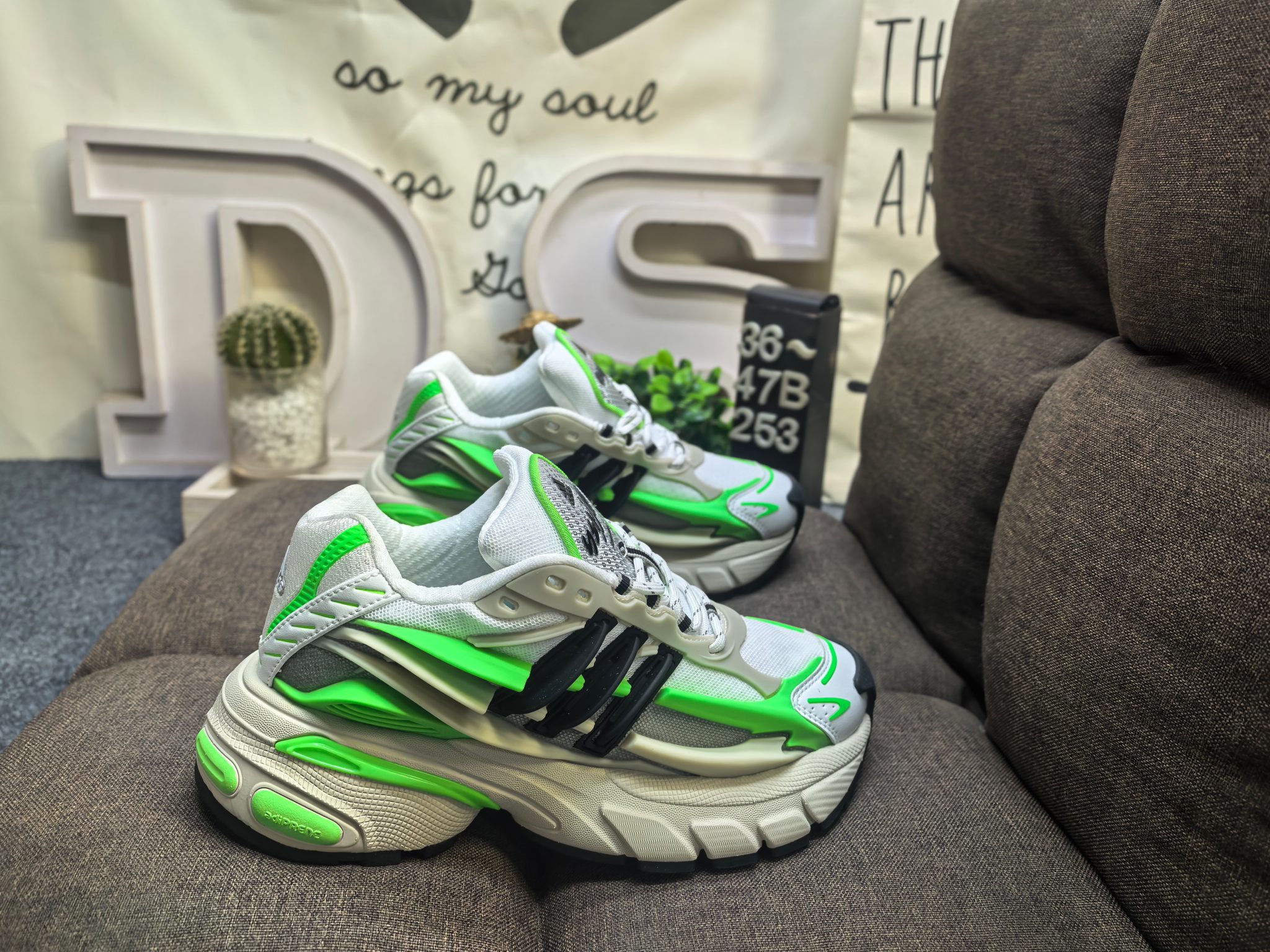 💰210 男女鞋36-47码（带半码） Adidas ADISTAR JELLYFISH 公司级！Pharrell Williams 与 adidas 在巴黎时装周上揭晓了全新鞋款 adidas Jellyfish（水母）。Jellyfish 鞋款是从 Adistar Cushion 3 项目演变而来。Pharrell 在 Louis Vuitton 的任职经历影响了设计方向的转变，选择减少皮革使用，转而聚焦阿迪达斯的核心技术优势。 鞋款最初是在 Pharrell 穿着标志性喇叭牛仔裤的公开场合亮相，早在巴黎亮相前便引发了关注。鞋款经过精心打造，将未来美学与 Pharrell 的创意构想完美融合。设计灵感汲取自 adidas 档案库，复古风格鞋款 Response CL。 其轮廓为 adidas 的经典传承注入了现代气息，最引人注目的设计在于其复杂的塑料框架式外底结构，巧妙模仿了水母的形态，捕捉肌肉运动与流动能量感，通过层叠式面板和雕塑感元素呈现。 鞋舌饰有俏皮的 “ jellyfish ” 标识及 “ Virginia ” 字样，致敬 Pharrell 的出生地弗吉尼亚州，还采用了吸睛的米白与亮橙配色方案，极具辨识度。其大胆的外观，正是追求独特个性鞋款搭配人士的理想之选。 DS-253D