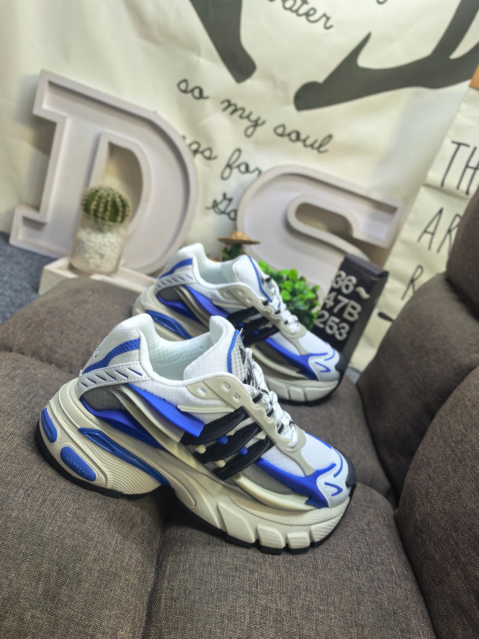 💰210 男女鞋36-47码(带半码) Adidas ADISTAR JELLYFISH 公司级!Pharrell Williams 与 adidas 在巴黎时装周上揭晓了全新鞋款 adidas Jellyfish(水母)。Jellyfish 鞋款是从 Adistar Cushion 3 项目演变而来。Pharrell 在 Louis Vuitton 的任职经历影响了设计方向的转变,选择减少皮革使用,转而聚焦阿迪达斯的核心技术优势。 鞋款最初是在 Pharrell 穿着标志性喇叭牛仔裤的公开场合亮相,早在巴黎亮相前便引发了关注。鞋款经过精心打造,将未来美学与 Pharrell 的创意构想完美融合。设计灵感汲取自 adidas 档案库,复古风格鞋款 Response CL。 其轮廓为 adidas 的经典传承注入了现代气息,最引人注目的设计在于其复杂的塑料框架式外底结构,巧妙模仿了水母的形态,捕捉肌肉运动与流动能量感,通过层叠式面板和雕塑感元素呈现。 鞋舌饰有俏皮的 “ jellyfish ” 标识及 “ Virginia ” 字样,致敬 Pharrell 的出生地弗吉尼亚州,还采用了吸睛的米白与亮橙配色方案,极具辨识度。其大胆的外观,正是追求独特个性鞋款搭配人士的理想之选。 DS-253D