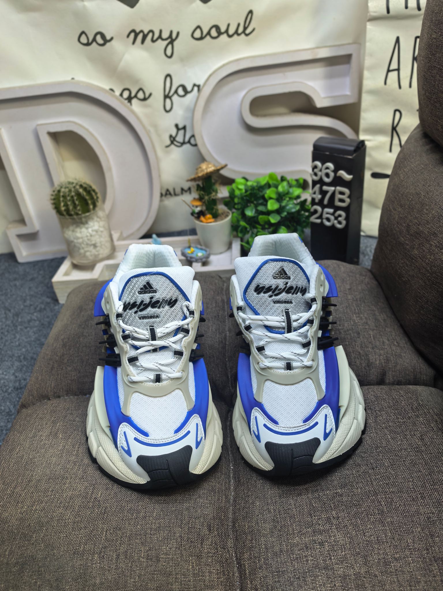 💰210 男女鞋36-47码(带半码) Adidas ADISTAR JELLYFISH 公司级!Pharrell Williams 与 adidas 在巴黎时装周上揭晓了全新鞋款 adidas Jellyfish(水母)。Jellyfish 鞋款是从 Adistar Cushion 3 项目演变而来。Pharrell 在 Louis Vuitton 的任职经历影响了设计方向的转变,选择减少皮革使用,转而聚焦阿迪达斯的核心技术优势。 鞋款最初是在 Pharrell 穿着标志性喇叭牛仔裤的公开场合亮相,早在巴黎亮相前便引发了关注。鞋款经过精心打造,将未来美学与 Pharrell 的创意构想完美融合。设计灵感汲取自 adidas 档案库,复古风格鞋款 Response CL。 其轮廓为 adidas 的经典传承注入了现代气息,最引人注目的设计在于其复杂的塑料框架式外底结构,巧妙模仿了水母的形态,捕捉肌肉运动与流动能量感,通过层叠式面板和雕塑感元素呈现。 鞋舌饰有俏皮的 “ jellyfish ” 标识及 “ Virginia ” 字样,致敬 Pharrell 的出生地弗吉尼亚州,还采用了吸睛的米白与亮橙配色方案,极具辨识度。其大胆的外观,正是追求独特个性鞋款搭配人士的理想之选。 DS-253D