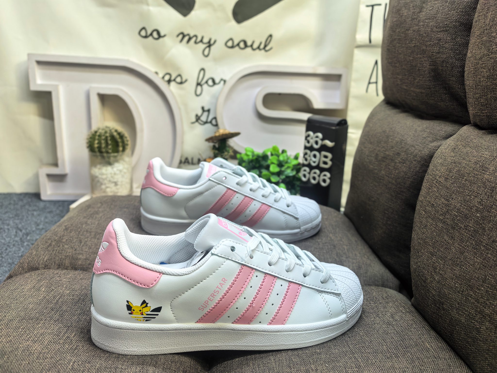 💰120
女鞋36-39码(带半码)
阿迪达斯Adidas三叶草 Originals Superstar C77124 贝壳头经典百搭休闲运动板鞋 高密度EVA发泡软缓震中底拉帮工艺❗
DS-666D