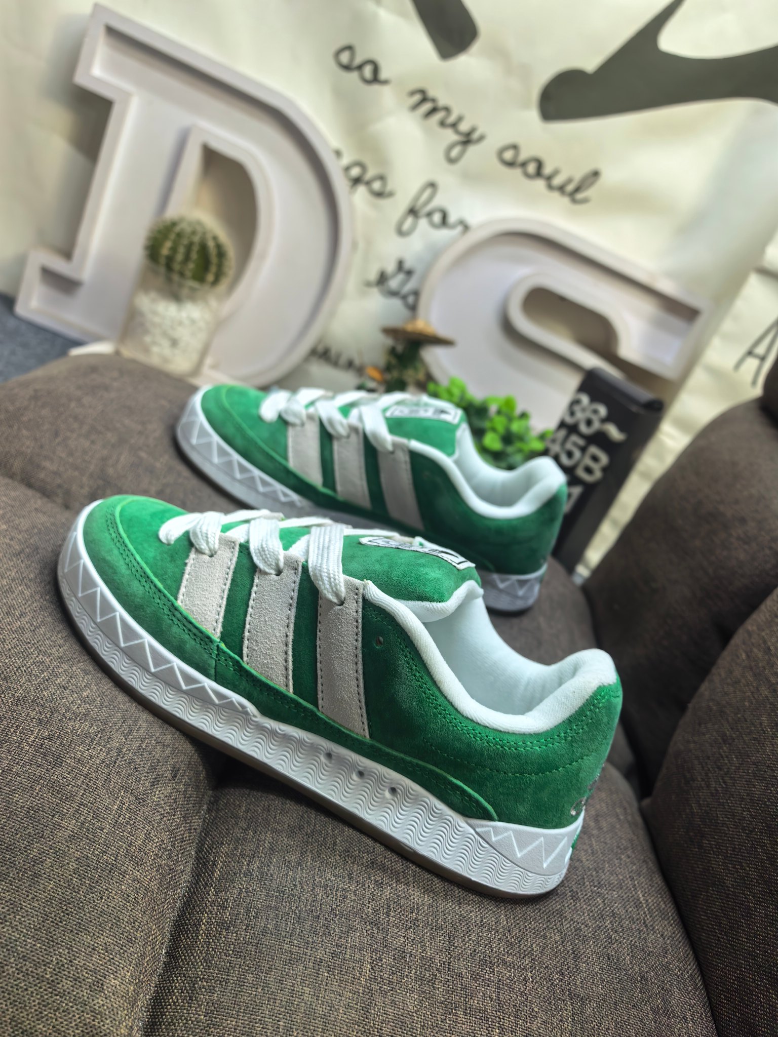 💰120
男女鞋36-45码(带半码)
阿迪达斯/adidas adimatic面包鞋 阿迪达斯「鲨鱼面包鞋」新联名开启,携手费城传奇滑手贾马尔·史密斯JamalSmith x Adidas Adimatic Low"Black/Orange"马蒂奇系列低帮复古鲨鱼面包休闲运动休闲滑板板鞋 90年代复古老鞋 面包鞋 浮夸的日韩版面与鞋底 颜值爆棚 不撞鞋 高档麂皮+牛筋底 经典复古休闲板鞋 鞋浮夸的日韩版面与鞋底 颜值爆棚 开学季不撞鞋
DS-341D