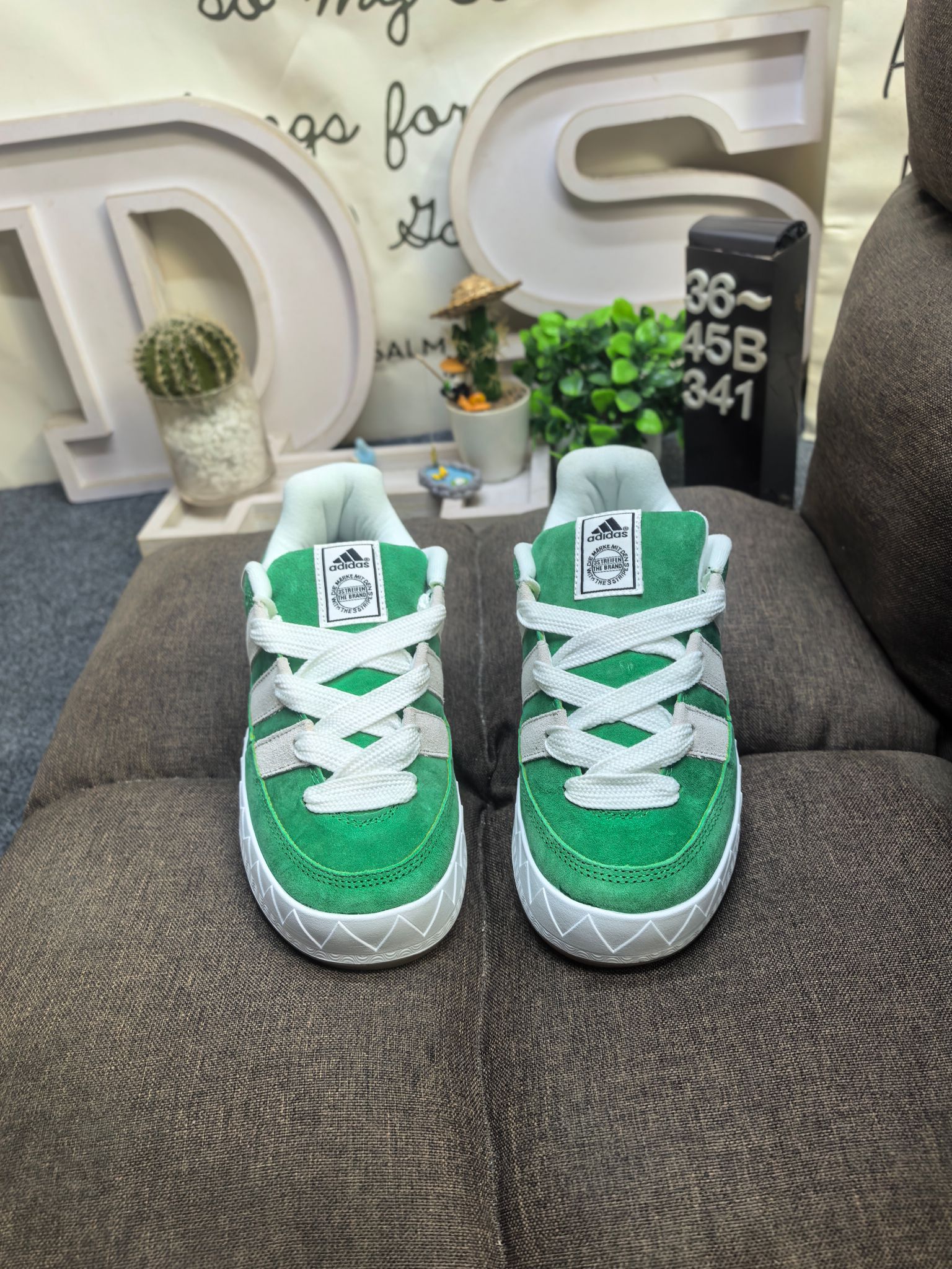 💰120
男女鞋36-45码(带半码)
阿迪达斯/adidas adimatic面包鞋 阿迪达斯「鲨鱼面包鞋」新联名开启,携手费城传奇滑手贾马尔·史密斯JamalSmith x Adidas Adimatic Low"Black/Orange"马蒂奇系列低帮复古鲨鱼面包休闲运动休闲滑板板鞋 90年代复古老鞋 面包鞋 浮夸的日韩版面与鞋底 颜值爆棚 不撞鞋 高档麂皮+牛筋底 经典复古休闲板鞋 鞋浮夸的日韩版面与鞋底 颜值爆棚 开学季不撞鞋
DS-341D