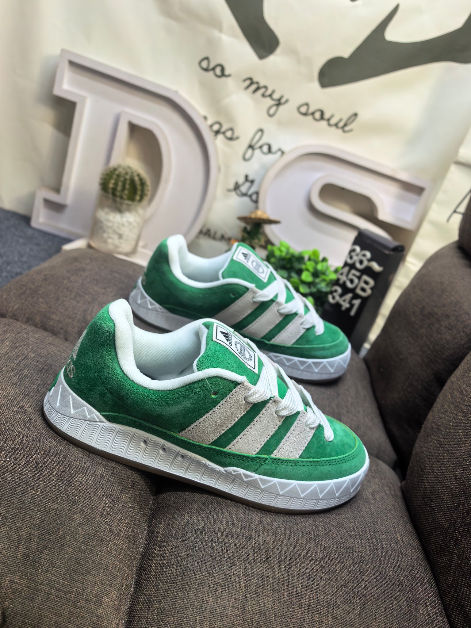 🈴💰120
男女鞋36-45码（带半码）
   阿迪达斯/adidas adimatic面包鞋 阿迪达斯「鲨鱼面包鞋」新联名开启,携手费城传奇滑手贾马尔·史密斯JamalSmith x Adidas Adimatic Low"Black/Orange"马蒂奇系列低帮复古鲨鱼面包休闲运动休闲滑板板鞋 90年代复古老鞋 面包鞋 浮夸的日韩版面与鞋底 颜值爆棚 不撞鞋 高档麂皮+牛筋底 经典复古休闲板鞋  鞋浮夸的日韩版面与鞋底 颜值爆棚 开学季不撞鞋
DS-341D