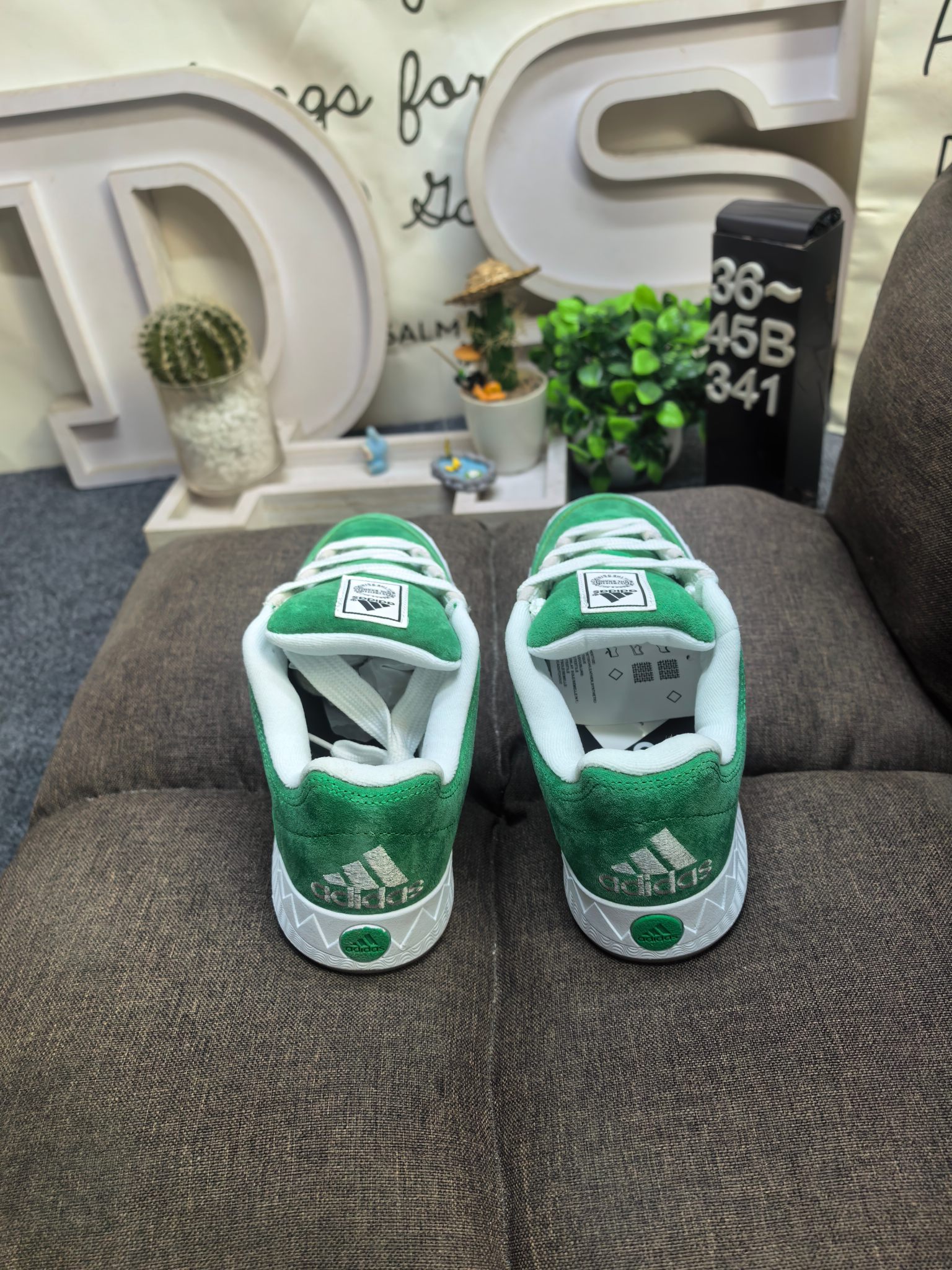 💰120
男女鞋36-45码(带半码)
阿迪达斯/adidas adimatic面包鞋 阿迪达斯「鲨鱼面包鞋」新联名开启,携手费城传奇滑手贾马尔·史密斯JamalSmith x Adidas Adimatic Low"Black/Orange"马蒂奇系列低帮复古鲨鱼面包休闲运动休闲滑板板鞋 90年代复古老鞋 面包鞋 浮夸的日韩版面与鞋底 颜值爆棚 不撞鞋 高档麂皮+牛筋底 经典复古休闲板鞋 鞋浮夸的日韩版面与鞋底 颜值爆棚 开学季不撞鞋
DS-341D