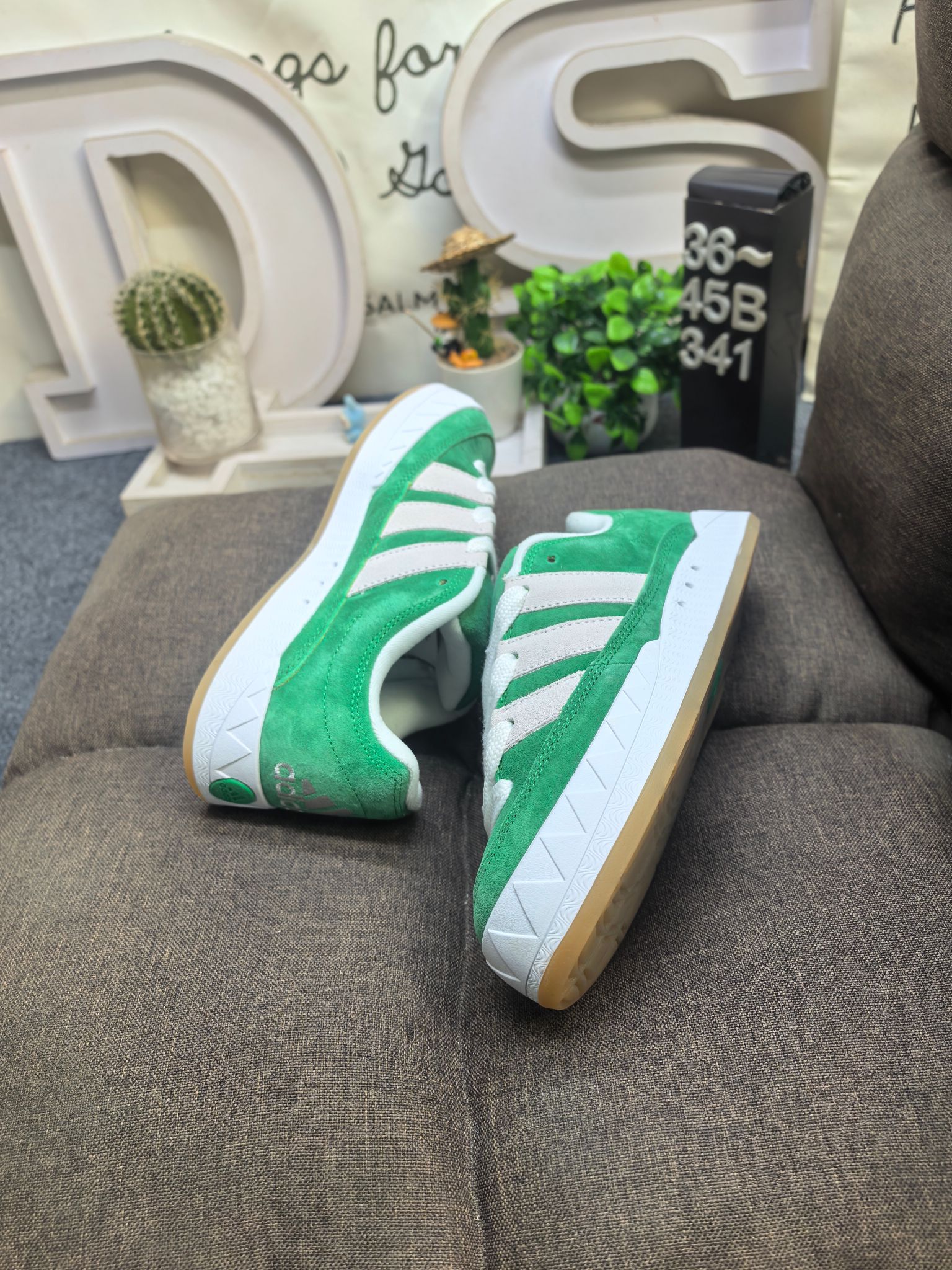 💰120
男女鞋36-45码(带半码)
阿迪达斯/adidas adimatic面包鞋 阿迪达斯「鲨鱼面包鞋」新联名开启,携手费城传奇滑手贾马尔·史密斯JamalSmith x Adidas Adimatic Low"Black/Orange"马蒂奇系列低帮复古鲨鱼面包休闲运动休闲滑板板鞋 90年代复古老鞋 面包鞋 浮夸的日韩版面与鞋底 颜值爆棚 不撞鞋 高档麂皮+牛筋底 经典复古休闲板鞋 鞋浮夸的日韩版面与鞋底 颜值爆棚 开学季不撞鞋
DS-341D