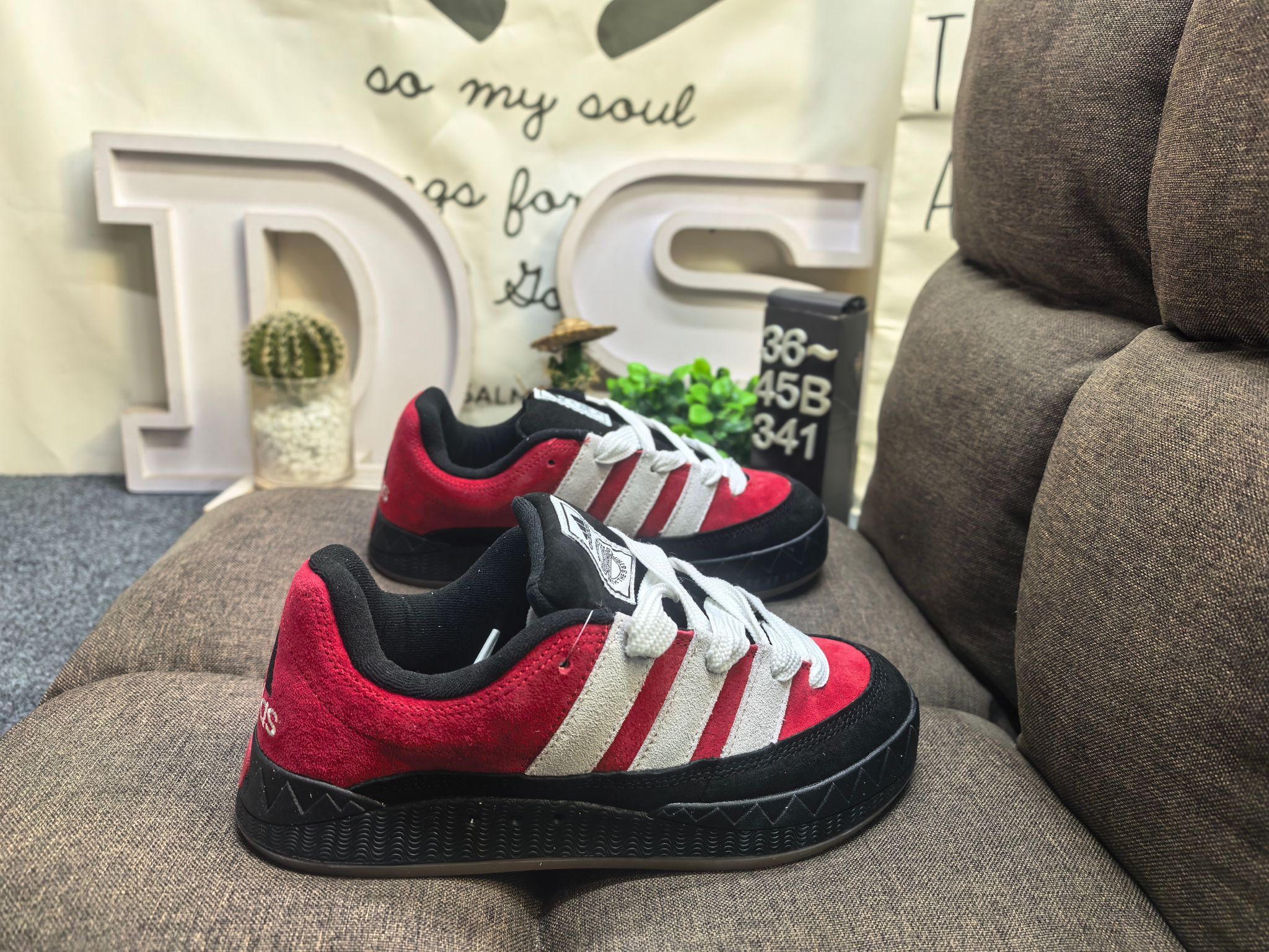 💰120
男女鞋36-45码（带半码）
   阿迪达斯/adidas adimatic面包鞋 阿迪达斯「鲨鱼面包鞋」新联名开启,携手费城传奇滑手贾马尔·史密斯JamalSmith x Adidas Adimatic Low"Black/Orange"马蒂奇系列低帮复古鲨鱼面包休闲运动休闲滑板板鞋 90年代复古老鞋 面包鞋 浮夸的日韩版面与鞋底 颜值爆棚 不撞鞋 高档麂皮+牛筋底 经典复古休闲板鞋  鞋浮夸的日韩版面与鞋底 颜值爆棚 开学季不撞鞋
DS-341D