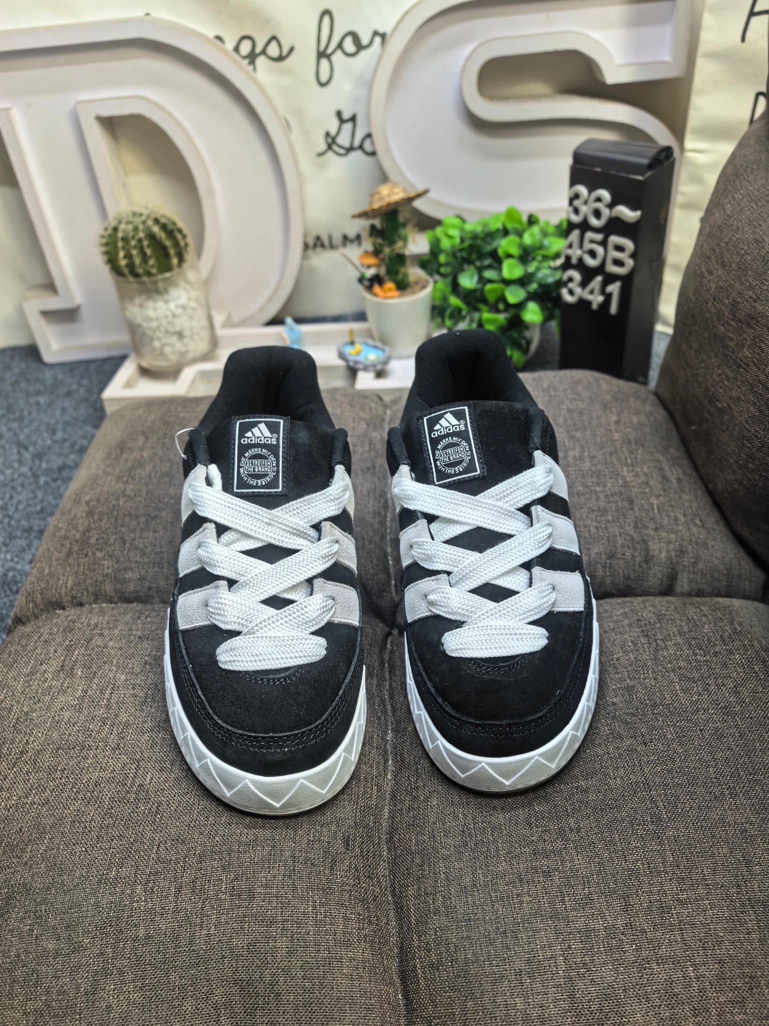 💰120
男女鞋36-45码(带半码)
阿迪达斯/adidas adimatic面包鞋 阿迪达斯「鲨鱼面包鞋」新联名开启,携手费城传奇滑手贾马尔·史密斯JamalSmith x Adidas Adimatic Low"Black/Orange"马蒂奇系列低帮复古鲨鱼面包休闲运动休闲滑板板鞋 90年代复古老鞋 面包鞋 浮夸的日韩版面与鞋底 颜值爆棚 不撞鞋 高档麂皮+牛筋底 经典复古休闲板鞋 鞋浮夸的日韩版面与鞋底 颜值爆棚 开学季不撞鞋
DS-341D