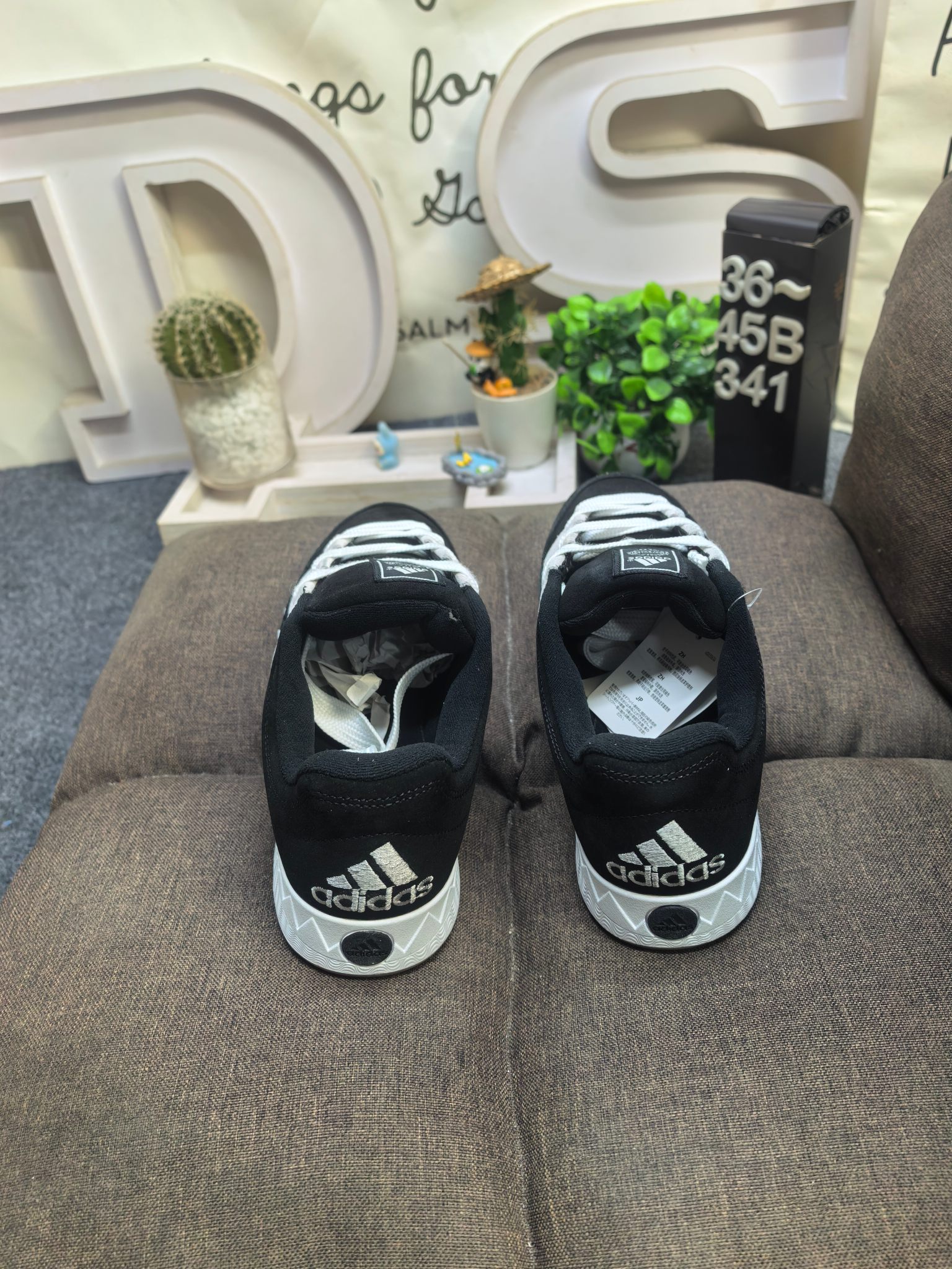 💰120
男女鞋36-45码(带半码)
阿迪达斯/adidas adimatic面包鞋 阿迪达斯「鲨鱼面包鞋」新联名开启,携手费城传奇滑手贾马尔·史密斯JamalSmith x Adidas Adimatic Low"Black/Orange"马蒂奇系列低帮复古鲨鱼面包休闲运动休闲滑板板鞋 90年代复古老鞋 面包鞋 浮夸的日韩版面与鞋底 颜值爆棚 不撞鞋 高档麂皮+牛筋底 经典复古休闲板鞋 鞋浮夸的日韩版面与鞋底 颜值爆棚 开学季不撞鞋
DS-341D