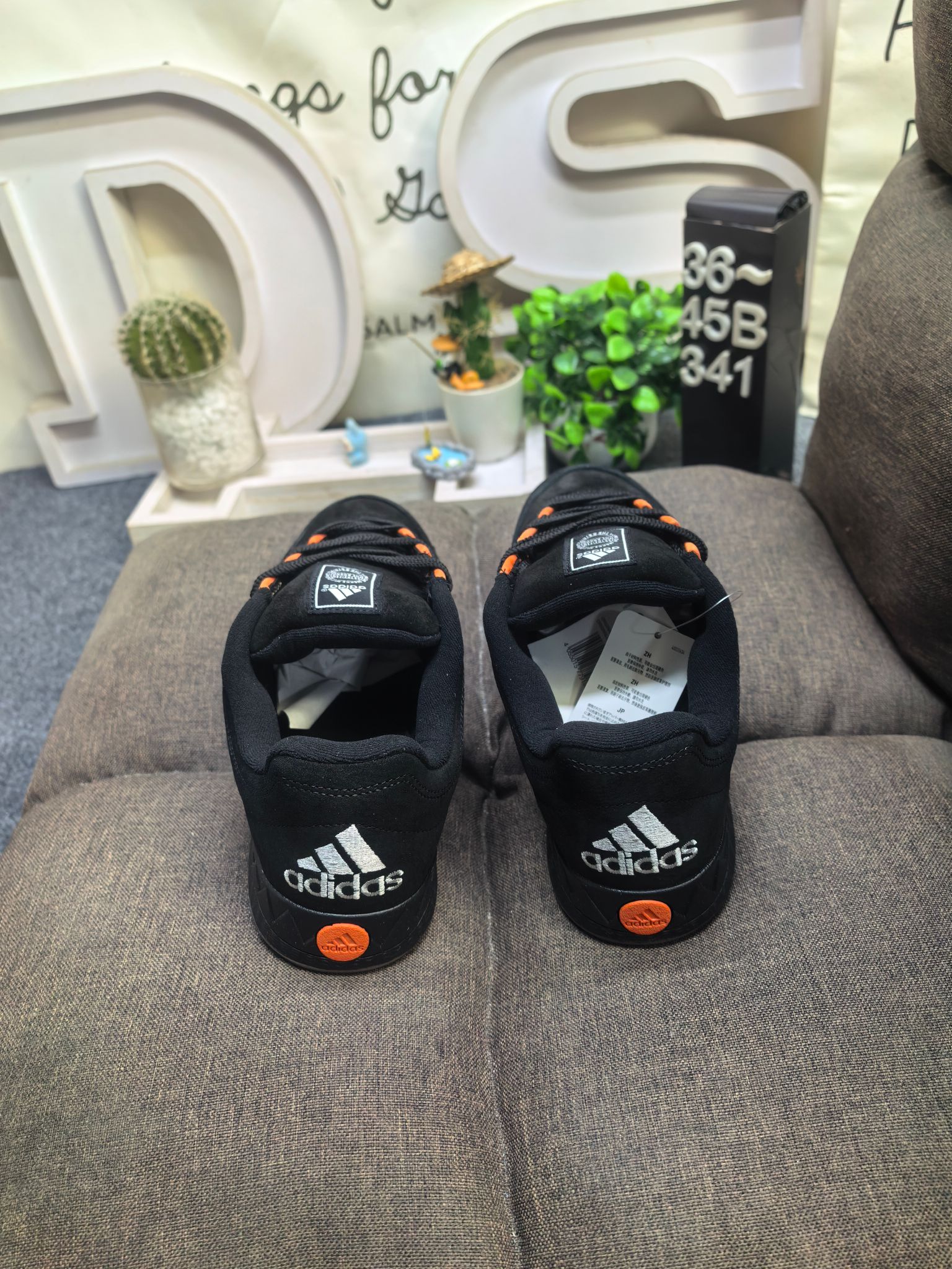 💰120
男女鞋36-45码(带半码)
阿迪达斯/adidas adimatic面包鞋 阿迪达斯「鲨鱼面包鞋」新联名开启,携手费城传奇滑手贾马尔·史密斯JamalSmith x Adidas Adimatic Low"Black/Orange"马蒂奇系列低帮复古鲨鱼面包休闲运动休闲滑板板鞋 90年代复古老鞋 面包鞋 浮夸的日韩版面与鞋底 颜值爆棚 不撞鞋 高档麂皮+牛筋底 经典复古休闲板鞋 鞋浮夸的日韩版面与鞋底 颜值爆棚 开学季不撞鞋
DS-341D