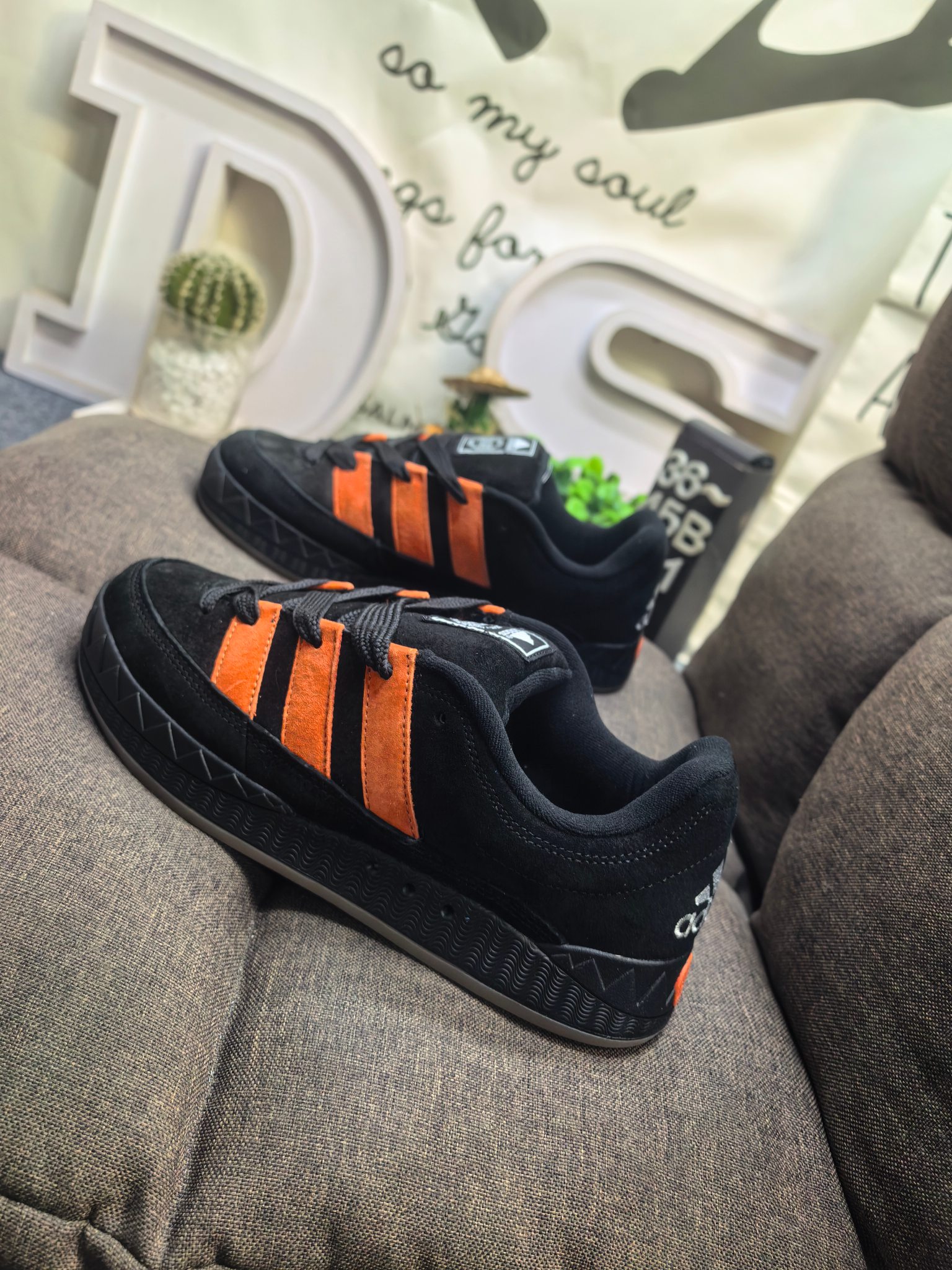 💰120
男女鞋36-45码(带半码)
阿迪达斯/adidas adimatic面包鞋 阿迪达斯「鲨鱼面包鞋」新联名开启,携手费城传奇滑手贾马尔·史密斯JamalSmith x Adidas Adimatic Low"Black/Orange"马蒂奇系列低帮复古鲨鱼面包休闲运动休闲滑板板鞋 90年代复古老鞋 面包鞋 浮夸的日韩版面与鞋底 颜值爆棚 不撞鞋 高档麂皮+牛筋底 经典复古休闲板鞋 鞋浮夸的日韩版面与鞋底 颜值爆棚 开学季不撞鞋
DS-341D