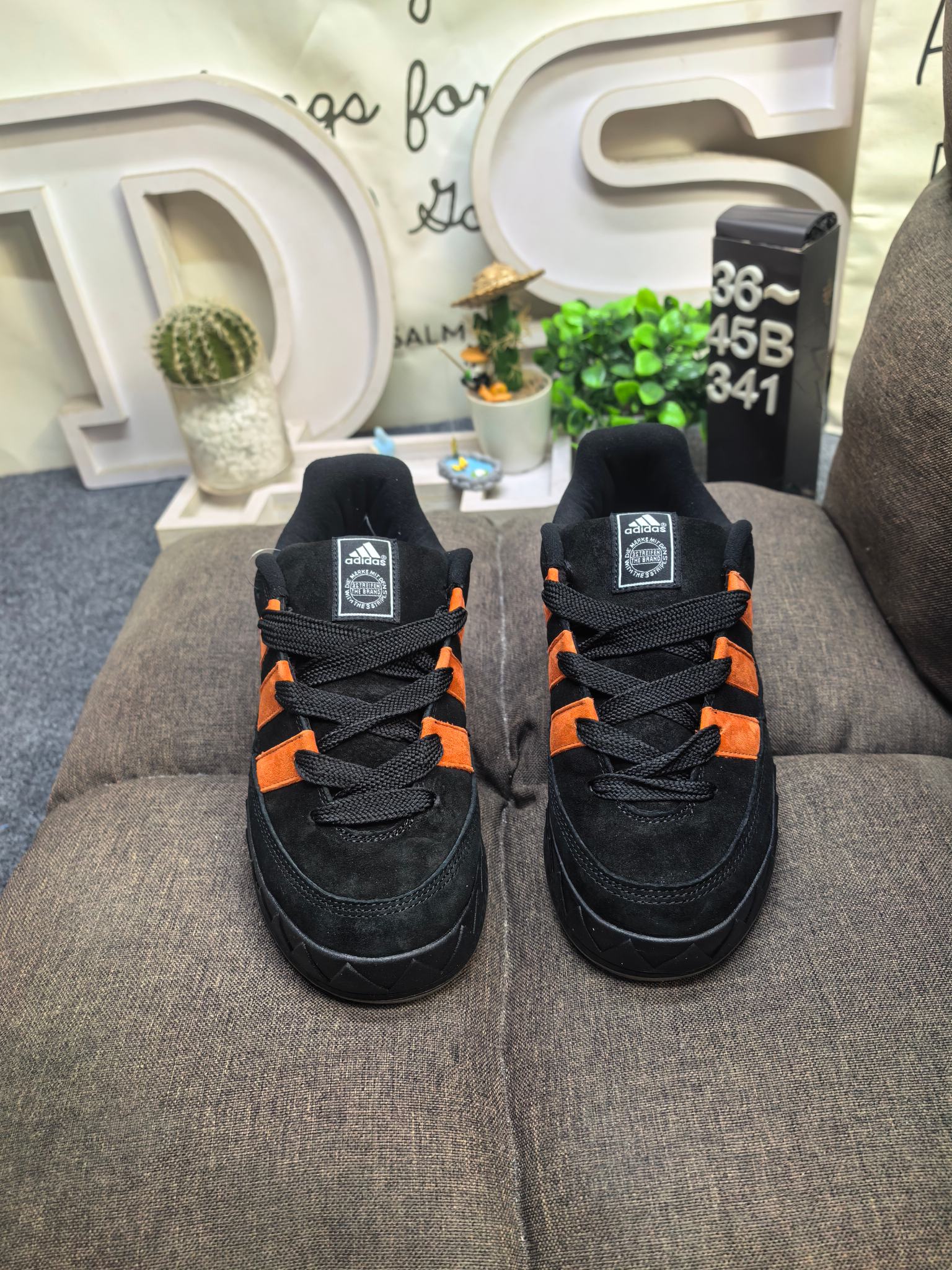 💰120
男女鞋36-45码(带半码)
阿迪达斯/adidas adimatic面包鞋 阿迪达斯「鲨鱼面包鞋」新联名开启,携手费城传奇滑手贾马尔·史密斯JamalSmith x Adidas Adimatic Low"Black/Orange"马蒂奇系列低帮复古鲨鱼面包休闲运动休闲滑板板鞋 90年代复古老鞋 面包鞋 浮夸的日韩版面与鞋底 颜值爆棚 不撞鞋 高档麂皮+牛筋底 经典复古休闲板鞋 鞋浮夸的日韩版面与鞋底 颜值爆棚 开学季不撞鞋
DS-341D