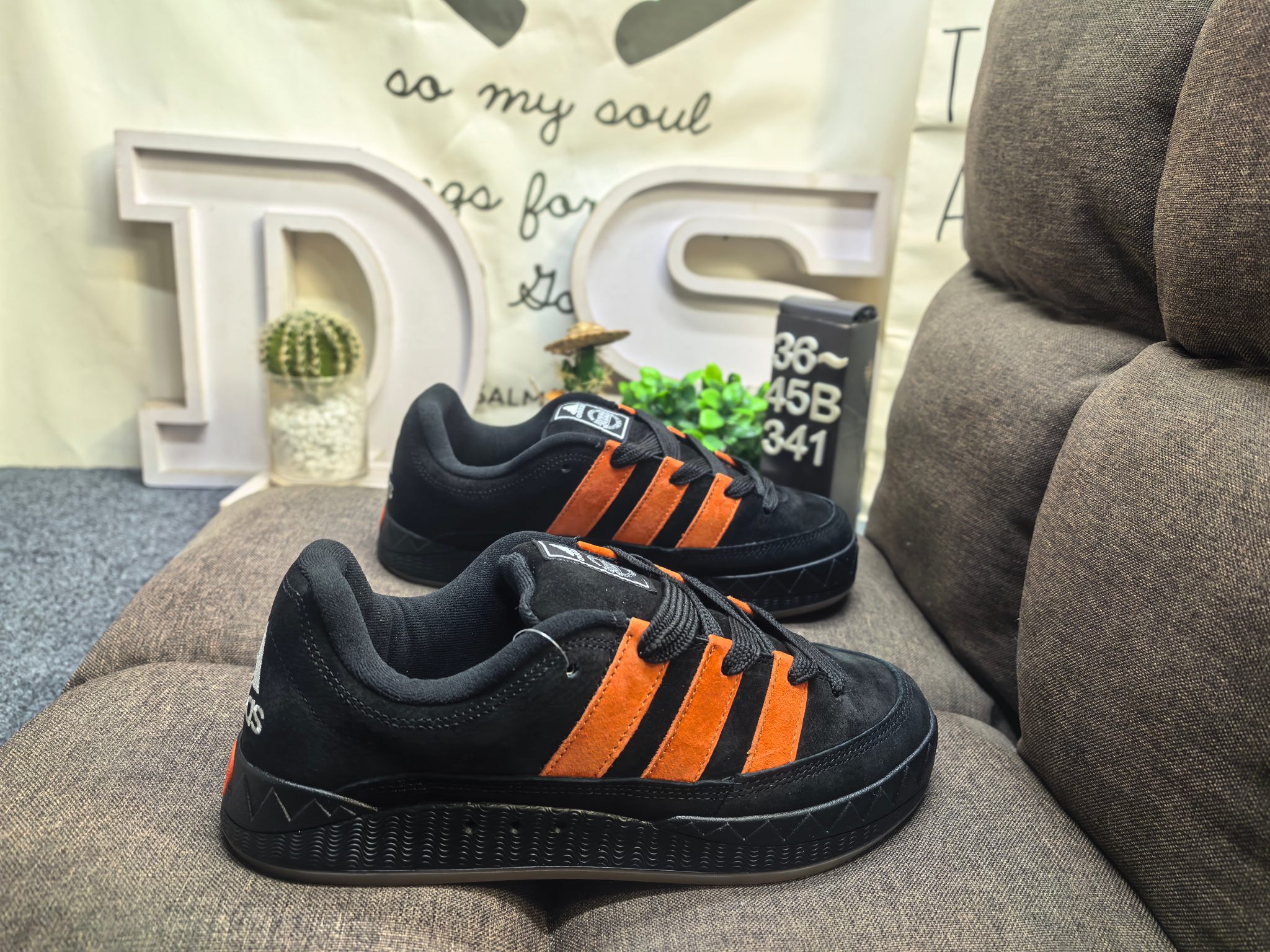 💰120
男女鞋36-45码（带半码）
   阿迪达斯/adidas adimatic面包鞋 阿迪达斯「鲨鱼面包鞋」新联名开启,携手费城传奇滑手贾马尔·史密斯JamalSmith x Adidas Adimatic Low"Black/Orange"马蒂奇系列低帮复古鲨鱼面包休闲运动休闲滑板板鞋 90年代复古老鞋 面包鞋 浮夸的日韩版面与鞋底 颜值爆棚 不撞鞋 高档麂皮+牛筋底 经典复古休闲板鞋  鞋浮夸的日韩版面与鞋底 颜值爆棚 开学季不撞鞋
DS-341D