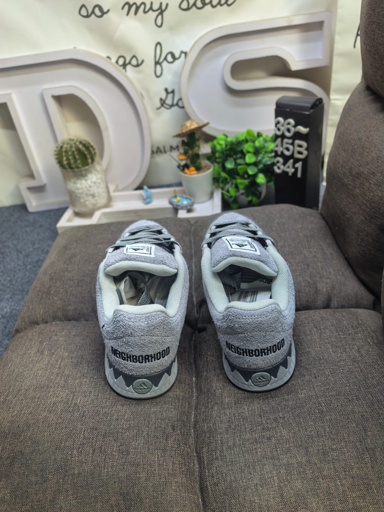 💰120
男女鞋36-45码(带半码)
阿迪达斯/adidas adimatic面包鞋 阿迪达斯「鲨鱼面包鞋」新联名开启,携手费城传奇滑手贾马尔·史密斯JamalSmith x Adidas Adimatic Low"Black/Orange"马蒂奇系列低帮复古鲨鱼面包休闲运动休闲滑板板鞋 90年代复古老鞋 面包鞋 浮夸的日韩版面与鞋底 颜值爆棚 不撞鞋 高档麂皮+牛筋底 经典复古休闲板鞋 鞋浮夸的日韩版面与鞋底 颜值爆棚 开学季不撞鞋
DS-341D