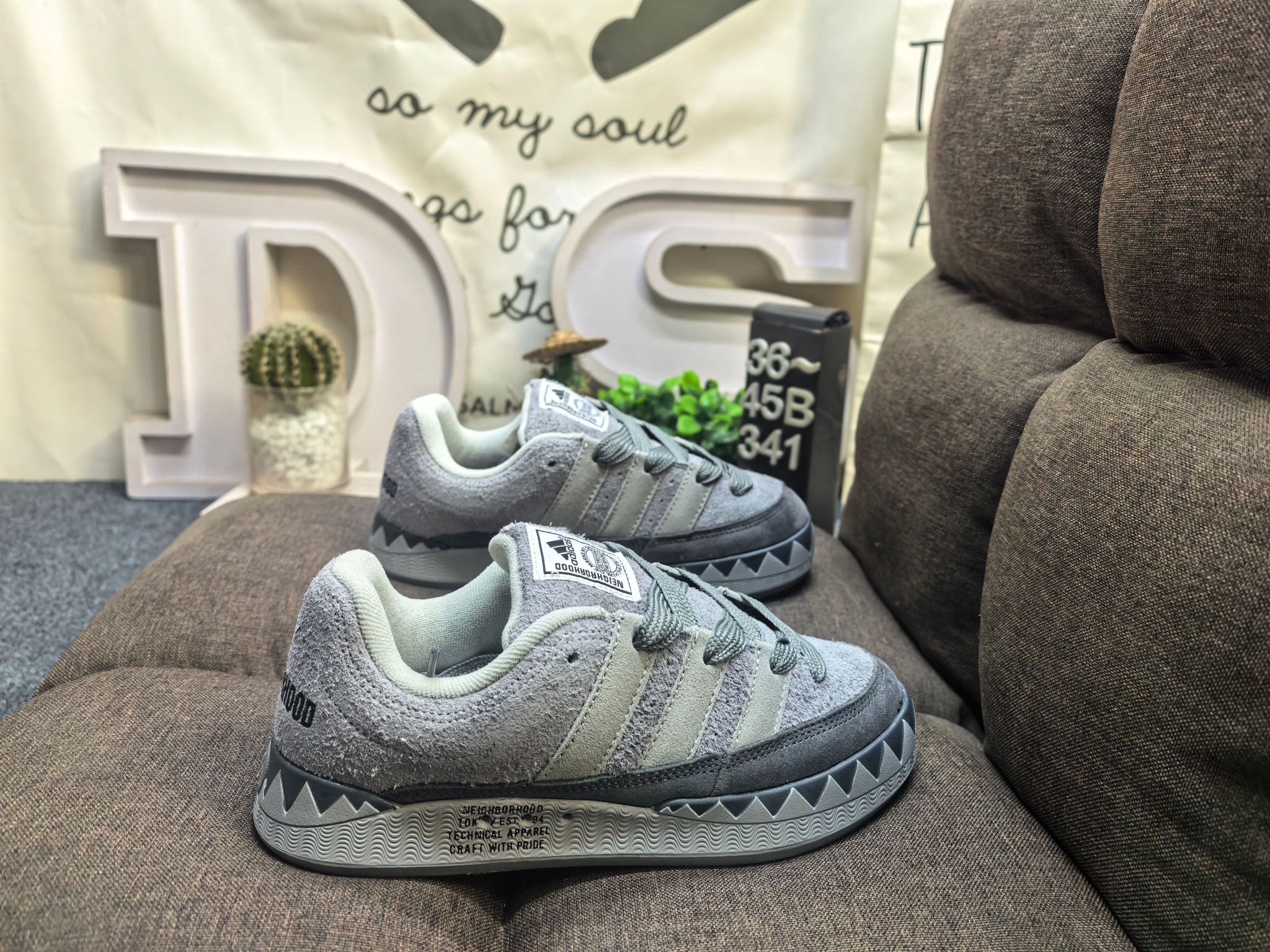 💰120
男女鞋36-45码（带半码）
   阿迪达斯/adidas adimatic面包鞋 阿迪达斯「鲨鱼面包鞋」新联名开启,携手费城传奇滑手贾马尔·史密斯JamalSmith x Adidas Adimatic Low"Black/Orange"马蒂奇系列低帮复古鲨鱼面包休闲运动休闲滑板板鞋 90年代复古老鞋 面包鞋 浮夸的日韩版面与鞋底 颜值爆棚 不撞鞋 高档麂皮+牛筋底 经典复古休闲板鞋  鞋浮夸的日韩版面与鞋底 颜值爆棚 开学季不撞鞋
DS-341D