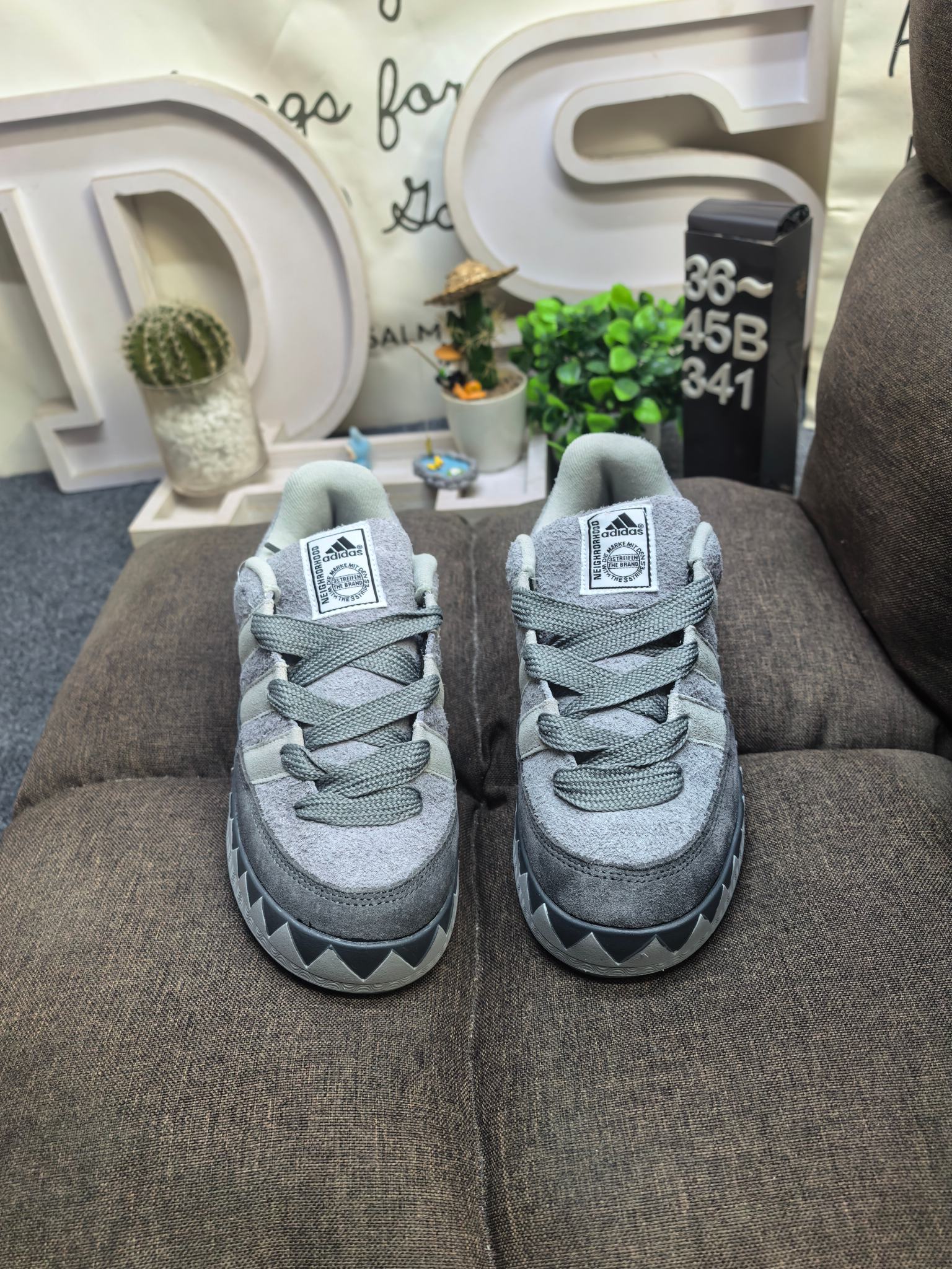 💰120
男女鞋36-45码(带半码)
阿迪达斯/adidas adimatic面包鞋 阿迪达斯「鲨鱼面包鞋」新联名开启,携手费城传奇滑手贾马尔·史密斯JamalSmith x Adidas Adimatic Low"Black/Orange"马蒂奇系列低帮复古鲨鱼面包休闲运动休闲滑板板鞋 90年代复古老鞋 面包鞋 浮夸的日韩版面与鞋底 颜值爆棚 不撞鞋 高档麂皮+牛筋底 经典复古休闲板鞋 鞋浮夸的日韩版面与鞋底 颜值爆棚 开学季不撞鞋
DS-341D