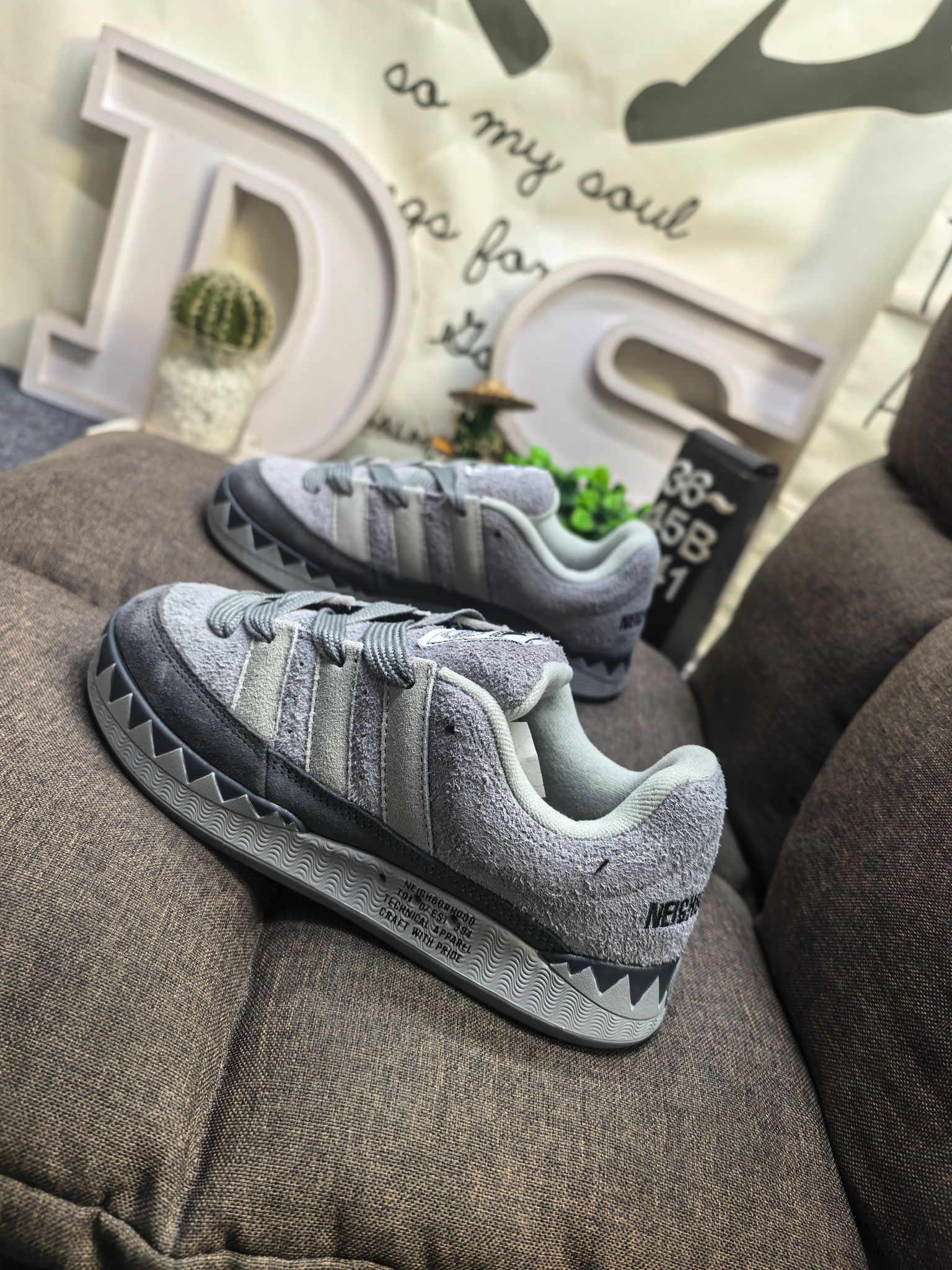 💰120
男女鞋36-45码(带半码)
阿迪达斯/adidas adimatic面包鞋 阿迪达斯「鲨鱼面包鞋」新联名开启,携手费城传奇滑手贾马尔·史密斯JamalSmith x Adidas Adimatic Low"Black/Orange"马蒂奇系列低帮复古鲨鱼面包休闲运动休闲滑板板鞋 90年代复古老鞋 面包鞋 浮夸的日韩版面与鞋底 颜值爆棚 不撞鞋 高档麂皮+牛筋底 经典复古休闲板鞋 鞋浮夸的日韩版面与鞋底 颜值爆棚 开学季不撞鞋
DS-341D
