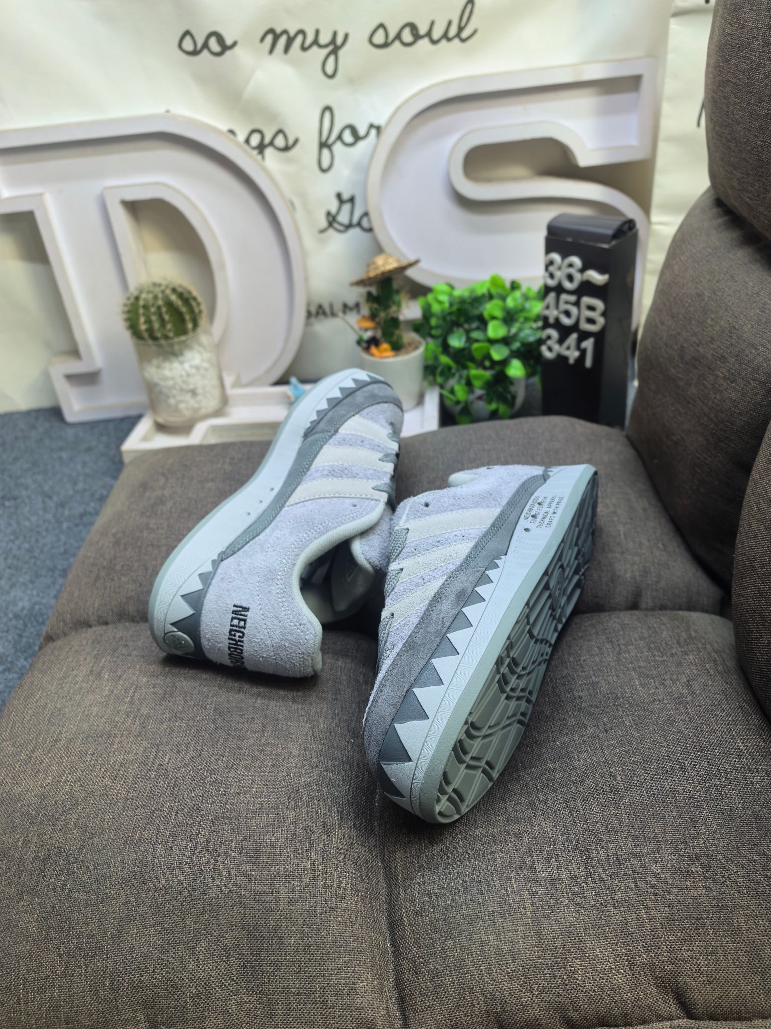 💰120
男女鞋36-45码(带半码)
阿迪达斯/adidas adimatic面包鞋 阿迪达斯「鲨鱼面包鞋」新联名开启,携手费城传奇滑手贾马尔·史密斯JamalSmith x Adidas Adimatic Low"Black/Orange"马蒂奇系列低帮复古鲨鱼面包休闲运动休闲滑板板鞋 90年代复古老鞋 面包鞋 浮夸的日韩版面与鞋底 颜值爆棚 不撞鞋 高档麂皮+牛筋底 经典复古休闲板鞋 鞋浮夸的日韩版面与鞋底 颜值爆棚 开学季不撞鞋
DS-341D