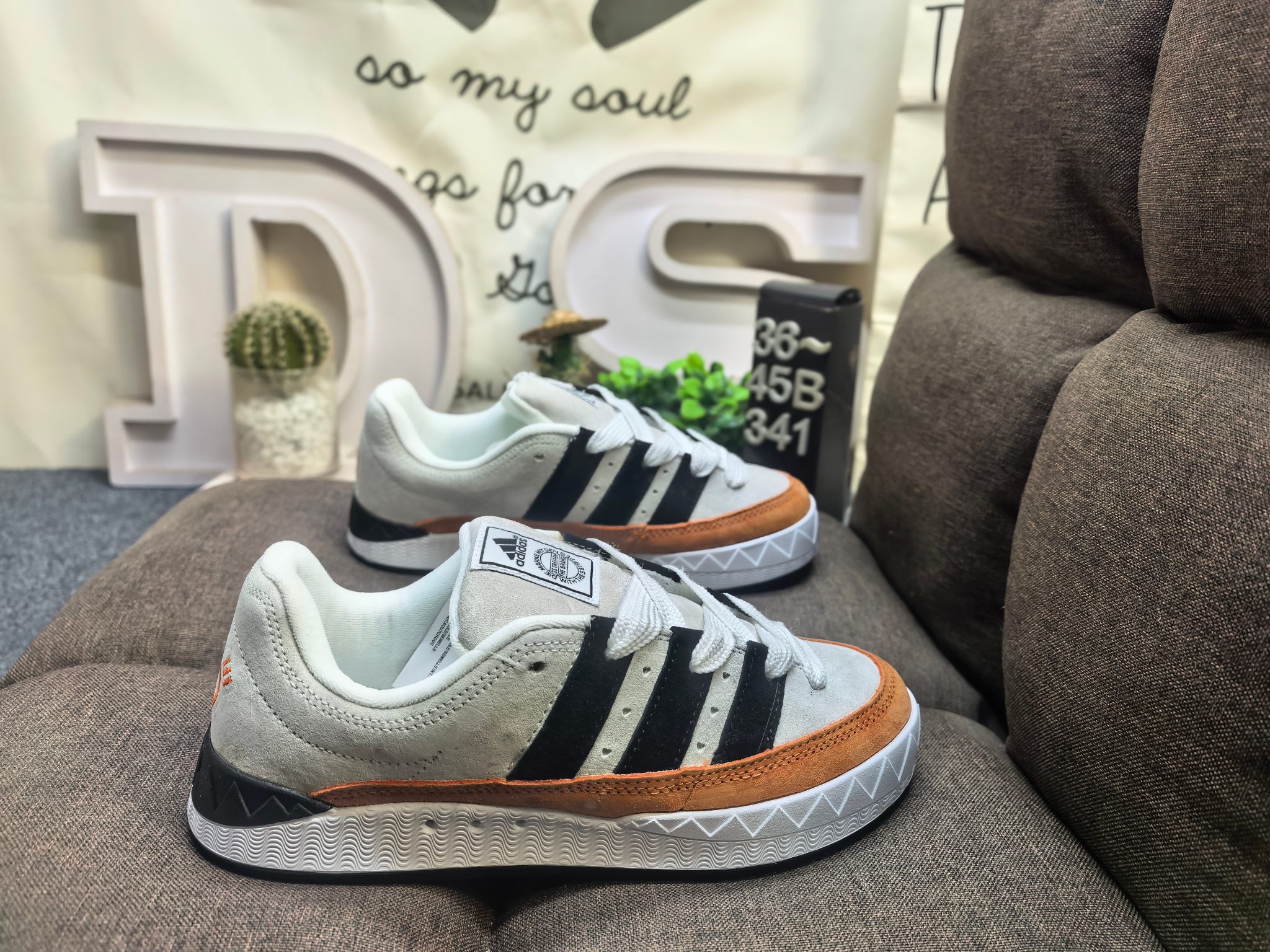 💰120
男女鞋36-45码（带半码）
   阿迪达斯/adidas adimatic面包鞋 阿迪达斯「鲨鱼面包鞋」新联名开启,携手费城传奇滑手贾马尔·史密斯JamalSmith x Adidas Adimatic Low"Black/Orange"马蒂奇系列低帮复古鲨鱼面包休闲运动休闲滑板板鞋 90年代复古老鞋 面包鞋 浮夸的日韩版面与鞋底 颜值爆棚 不撞鞋 高档麂皮+牛筋底 经典复古休闲板鞋  鞋浮夸的日韩版面与鞋底 颜值爆棚 开学季不撞鞋
DS-341D