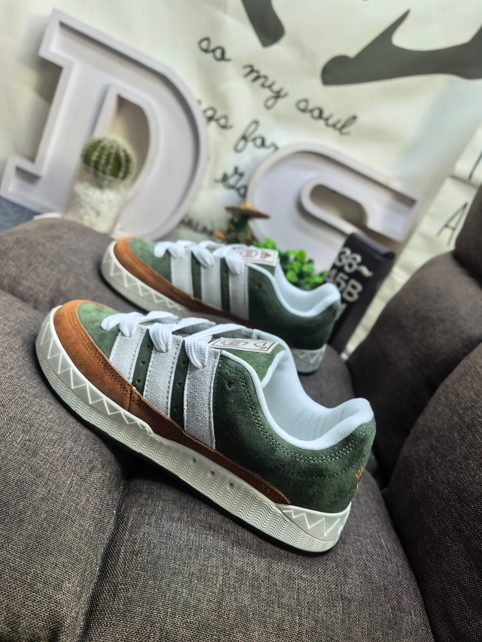 💰120
男女鞋36-45码(带半码)
阿迪达斯/adidas adimatic面包鞋 阿迪达斯「鲨鱼面包鞋」新联名开启,携手费城传奇滑手贾马尔·史密斯JamalSmith x Adidas Adimatic Low"Black/Orange"马蒂奇系列低帮复古鲨鱼面包休闲运动休闲滑板板鞋 90年代复古老鞋 面包鞋 浮夸的日韩版面与鞋底 颜值爆棚 不撞鞋 高档麂皮+牛筋底 经典复古休闲板鞋 鞋浮夸的日韩版面与鞋底 颜值爆棚 开学季不撞鞋
DS-341D