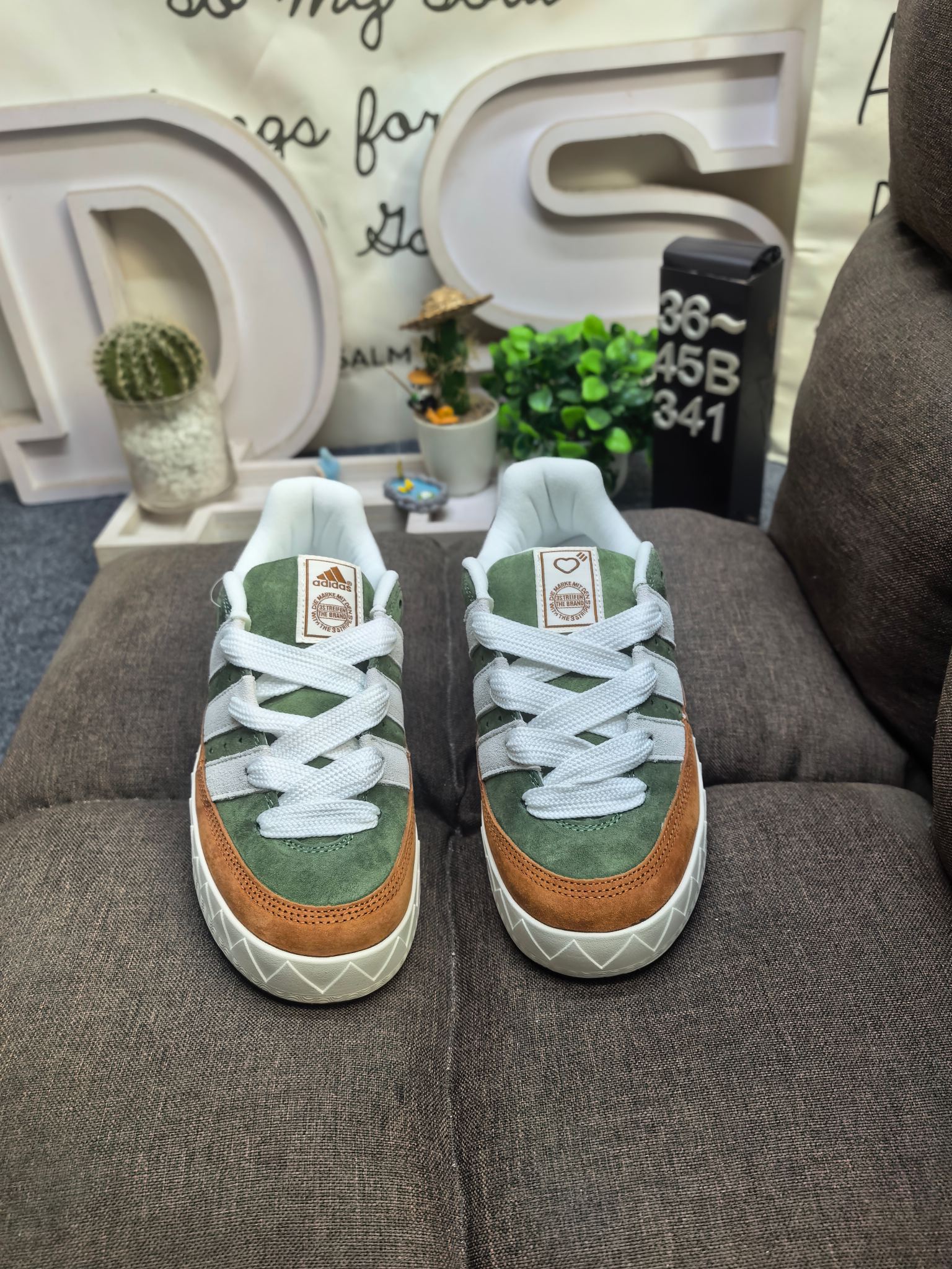 💰120
男女鞋36-45码(带半码)
阿迪达斯/adidas adimatic面包鞋 阿迪达斯「鲨鱼面包鞋」新联名开启,携手费城传奇滑手贾马尔·史密斯JamalSmith x Adidas Adimatic Low"Black/Orange"马蒂奇系列低帮复古鲨鱼面包休闲运动休闲滑板板鞋 90年代复古老鞋 面包鞋 浮夸的日韩版面与鞋底 颜值爆棚 不撞鞋 高档麂皮+牛筋底 经典复古休闲板鞋 鞋浮夸的日韩版面与鞋底 颜值爆棚 开学季不撞鞋
DS-341D