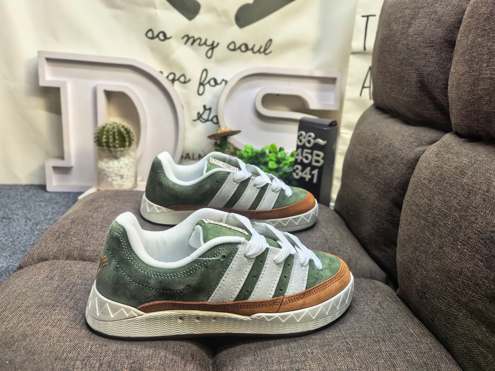 💰120
男女鞋36-45码（带半码）
   阿迪达斯/adidas adimatic面包鞋 阿迪达斯「鲨鱼面包鞋」新联名开启,携手费城传奇滑手贾马尔·史密斯JamalSmith x Adidas Adimatic Low"Black/Orange"马蒂奇系列低帮复古鲨鱼面包休闲运动休闲滑板板鞋 90年代复古老鞋 面包鞋 浮夸的日韩版面与鞋底 颜值爆棚 不撞鞋 高档麂皮+牛筋底 经典复古休闲板鞋  鞋浮夸的日韩版面与鞋底 颜值爆棚 开学季不撞鞋
DS-341D