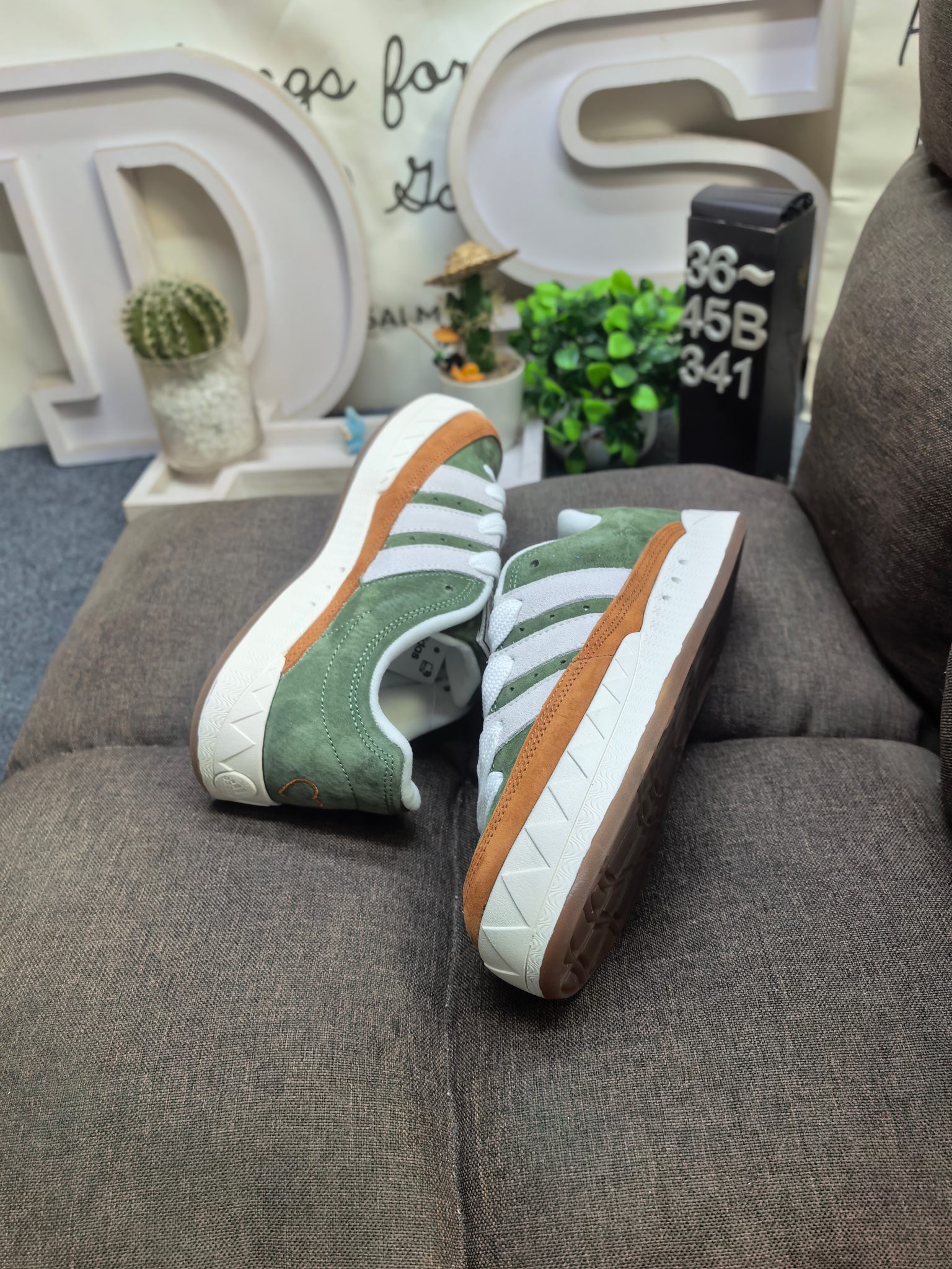 💰120
男女鞋36-45码(带半码)
阿迪达斯/adidas adimatic面包鞋 阿迪达斯「鲨鱼面包鞋」新联名开启,携手费城传奇滑手贾马尔·史密斯JamalSmith x Adidas Adimatic Low"Black/Orange"马蒂奇系列低帮复古鲨鱼面包休闲运动休闲滑板板鞋 90年代复古老鞋 面包鞋 浮夸的日韩版面与鞋底 颜值爆棚 不撞鞋 高档麂皮+牛筋底 经典复古休闲板鞋 鞋浮夸的日韩版面与鞋底 颜值爆棚 开学季不撞鞋
DS-341D