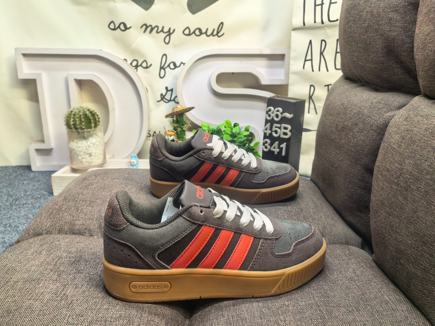 男女鞋36-45码(带半码) 阿迪达斯Adidas D-PAD CLASSIC 全新系列潮流百搭休闲板鞋 以电子游戏中的十字方向键(D-Pad)为主题名称,表达了链接虚拟世界和现实世界的跨越思维. 在游戏中,我们用十字键操控游戏角色,而在现实生活中,我们也可以穿上这个 D-Pad 系列,为自己的人生添砖加瓦. 这款 D-Pad Game On 配色以游戏开场为灵感来源,象征着正式迈入虚拟世界的第一步. DS-341D