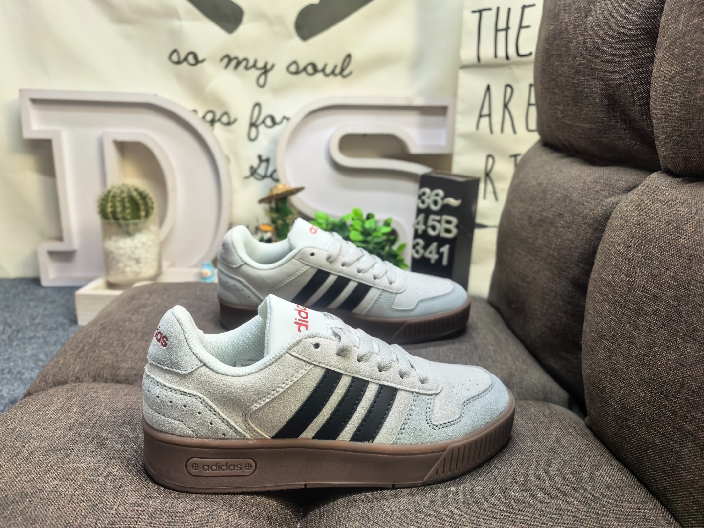 💰105 男女鞋36-45码（带半码） 阿迪达斯Adidas D-PAD CLASSIC 全新系列潮流百搭休闲板鞋 以电子游戏中的十字方向键（D-Pad）为主题名称，表达了链接虚拟世界和现实世界的跨越思维。 在游戏中，我们用十字键操控游戏角色，而在现实生活中，我们也可以穿上这个 D-Pad 系列，为自己的人生添砖加瓦。 这款 D-Pad Game On 配色以游戏开场为灵感来源，象征着正式迈入虚拟世界的第一步。 DS-341D
