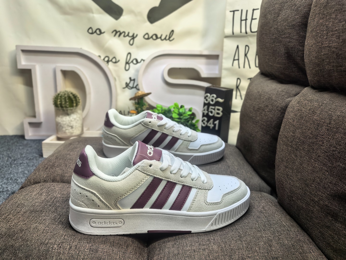 男女鞋36-45码(带半码) 阿迪达斯Adidas D-PAD CLASSIC 全新系列潮流百搭休闲板鞋 以电子游戏中的十字方向键(D-Pad)为主题名称,表达了链接虚拟世界和现实世界的跨越思维. 在游戏中,我们用十字键操控游戏角色,而在现实生活中,我们也可以穿上这个 D-Pad 系列,为自己的人生添砖加瓦. 这款 D-Pad Game On 配色以游戏开场为灵感来源,象征着正式迈入虚拟世界的第一步. DS-341D