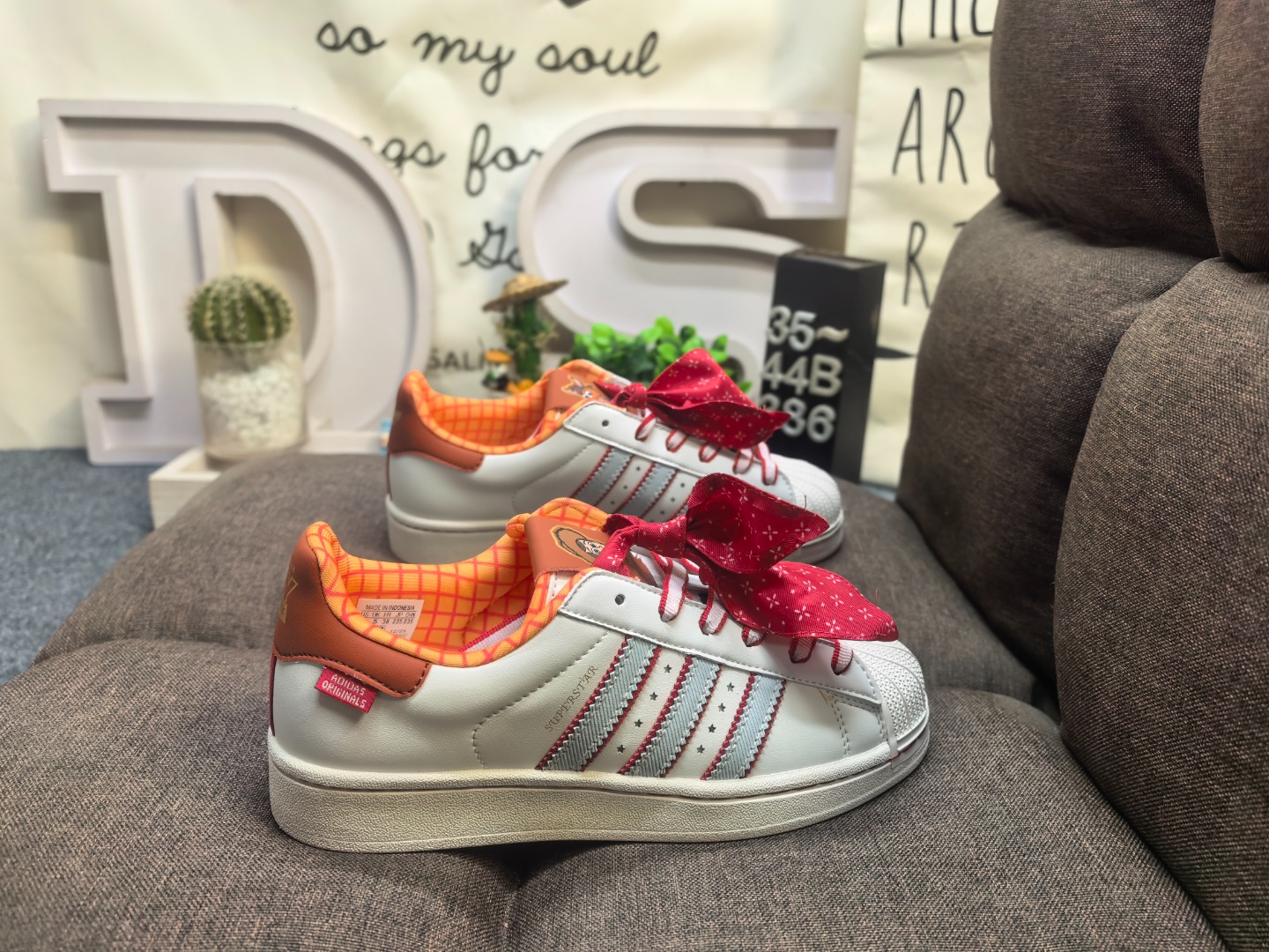 阿迪达斯 adidas originals Superstar 2 贝壳头 三叶草 马年 限定 新年款  “龙马呈祥”把好彩头 踩在脚上 ！男女低帮板鞋          码数 35—44 半码          货号KK4472