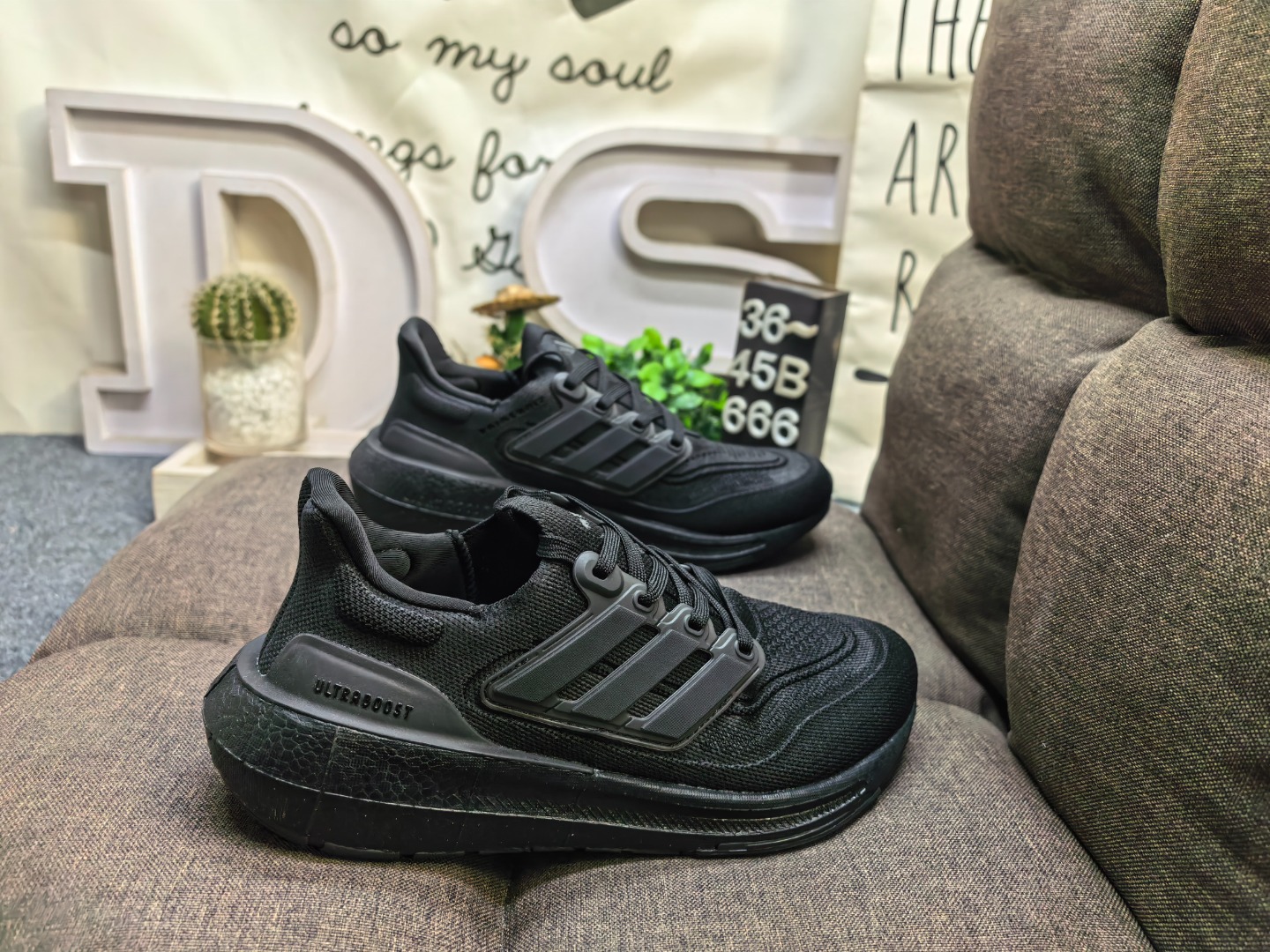 真爆 男女鞋36-45码(带半码) Adidas ULTRABOOST LIGHT W 全新鞋面缝线补强#Torsion Spring 抗扭转系统❗全新阿迪达斯Adidas UltraBoost 加厚爆米花袜套式针织鞋面休闲运动慢跑鞋. UB 依旧采用了针织鞋面的设计,但是鞋面的设计语言却并不单调.半透明的鞋面,以及前掌附近的纹路图案,还有在鞋面上的点缀设计.特别是这个上翘的“后臀”,着实惹人“扎眼”. 在“时尚”和“运动”这两种概念的结合中,阿迪达斯的设计理念依然可以说是走在世界前列的.即将推出的Ultra Boost 更是以更高性能的工程设计,回归UB的根基. DS-666D