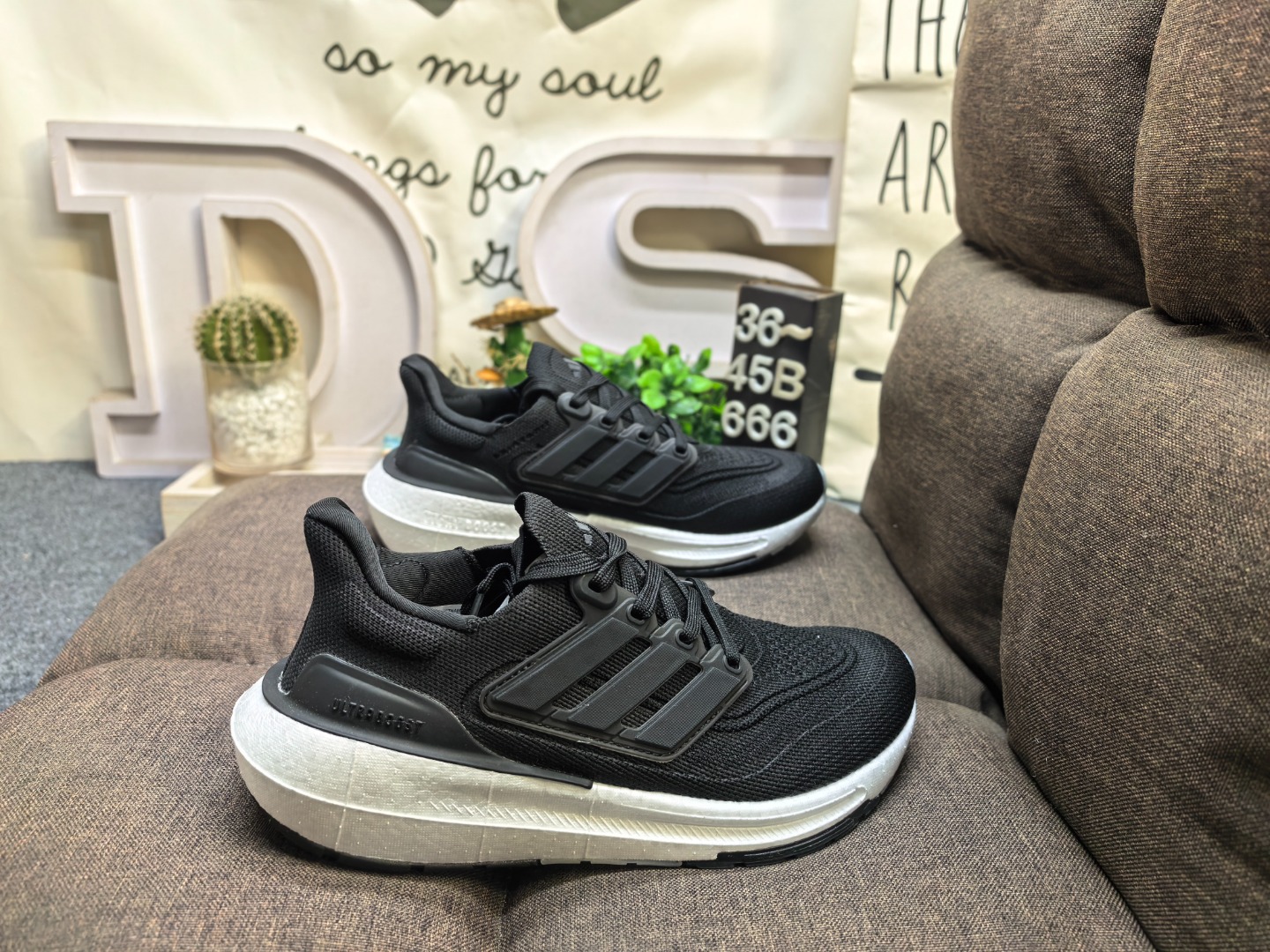 真爆 男女鞋36-45码(带半码) Adidas ULTRABOOST LIGHT W 全新鞋面缝线补强#Torsion Spring 抗扭转系统❗全新阿迪达斯Adidas UltraBoost 加厚爆米花袜套式针织鞋面休闲运动慢跑鞋. UB 依旧采用了针织鞋面的设计,但是鞋面的设计语言却并不单调.半透明的鞋面,以及前掌附近的纹路图案,还有在鞋面上的点缀设计.特别是这个上翘的“后臀”,着实惹人“扎眼”. 在“时尚”和“运动”这两种概念的结合中,阿迪达斯的设计理念依然可以说是走在世界前列的.即将推出的Ultra Boost 更是以更高性能的工程设计,回归UB的根基. DS-666D