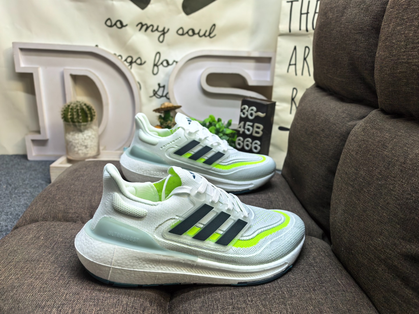 真爆 男女鞋36-45码(带半码) Adidas ULTRABOOST LIGHT W 全新鞋面缝线补强#Torsion Spring 抗扭转系统❗全新阿迪达斯Adidas UltraBoost 加厚爆米花袜套式针织鞋面休闲运动慢跑鞋. UB 依旧采用了针织鞋面的设计,但是鞋面的设计语言却并不单调.半透明的鞋面,以及前掌附近的纹路图案,还有在鞋面上的点缀设计.特别是这个上翘的“后臀”,着实惹人“扎眼”. 在“时尚”和“运动”这两种概念的结合中,阿迪达斯的设计理念依然可以说是走在世界前列的.即将推出的Ultra Boost 更是以更高性能的工程设计,回归UB的根基. DS-666D
