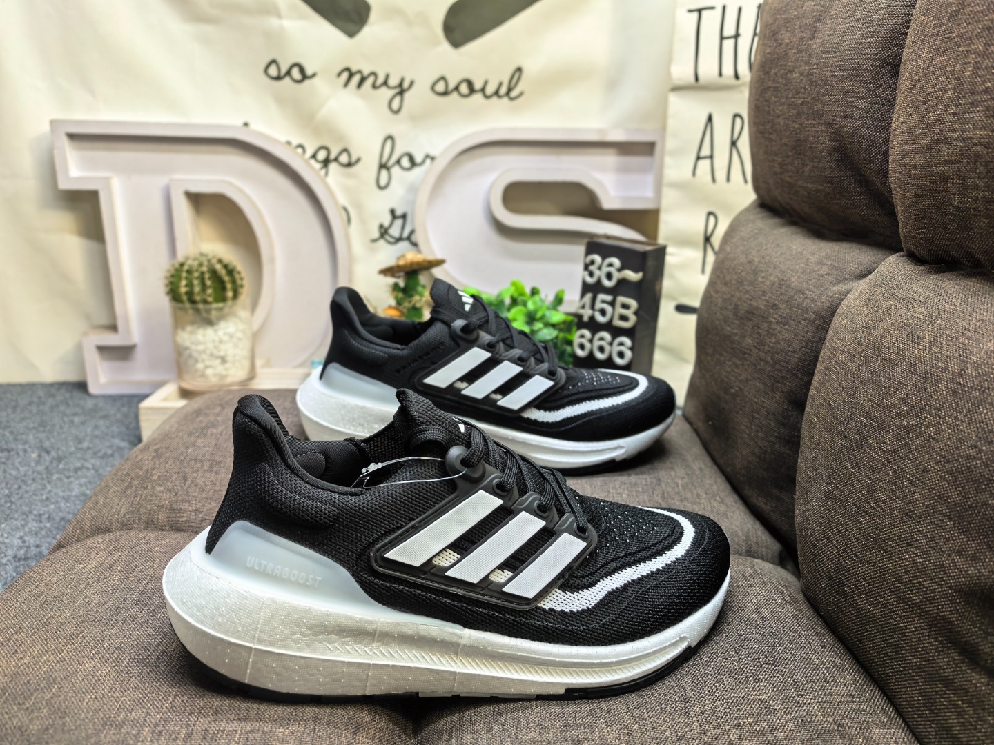 真爆 男女鞋36-45码(带半码) Adidas ULTRABOOST LIGHT W 全新鞋面缝线补强#Torsion Spring 抗扭转系统❗全新阿迪达斯Adidas UltraBoost 加厚爆米花袜套式针织鞋面休闲运动慢跑鞋. UB 依旧采用了针织鞋面的设计,但是鞋面的设计语言却并不单调.半透明的鞋面,以及前掌附近的纹路图案,还有在鞋面上的点缀设计.特别是这个上翘的“后臀”,着实惹人“扎眼”. 在“时尚”和“运动”这两种概念的结合中,阿迪达斯的设计理念依然可以说是走在世界前列的.即将推出的Ultra Boost 更是以更高性能的工程设计,回归UB的根基. DS-666D