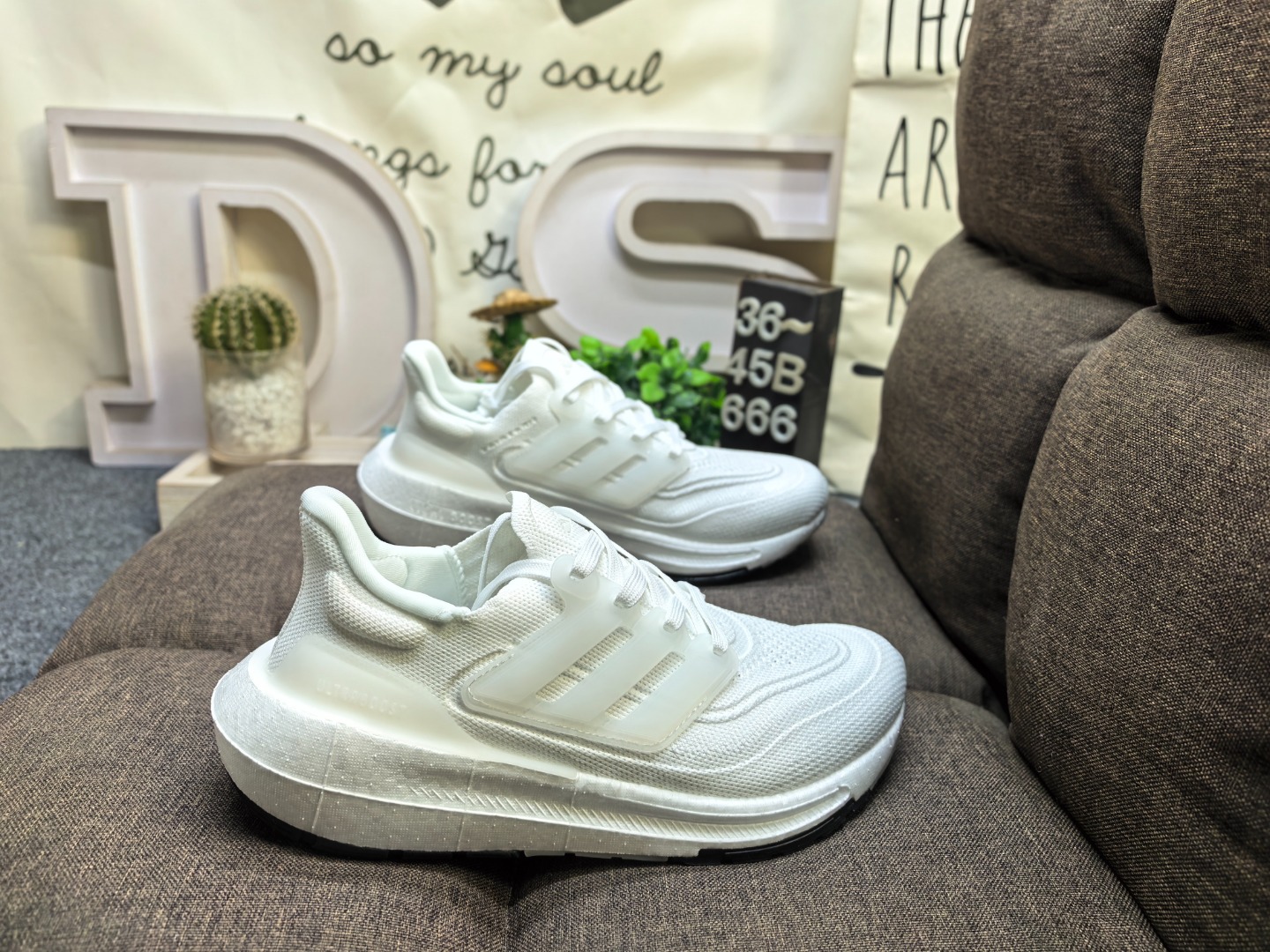 真爆 男女鞋36-45码(带半码) Adidas ULTRABOOST LIGHT W 全新鞋面缝线补强#Torsion Spring 抗扭转系统❗全新阿迪达斯Adidas UltraBoost 加厚爆米花袜套式针织鞋面休闲运动慢跑鞋. UB 依旧采用了针织鞋面的设计,但是鞋面的设计语言却并不单调.半透明的鞋面,以及前掌附近的纹路图案,还有在鞋面上的点缀设计.特别是这个上翘的“后臀”,着实惹人“扎眼”. 在“时尚”和“运动”这两种概念的结合中,阿迪达斯的设计理念依然可以说是走在世界前列的.即将推出的Ultra Boost 更是以更高性能的工程设计,回归UB的根基. DS-666D