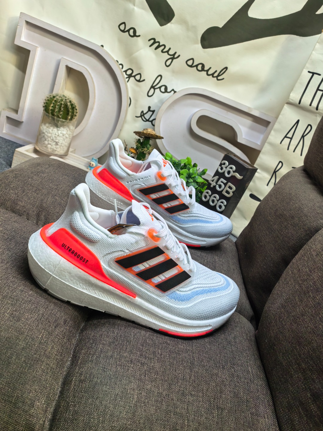 真爆 男女鞋36-45码(带半码) Adidas ULTRABOOST LIGHT W 全新鞋面缝线补强#Torsion Spring 抗扭转系统❗全新阿迪达斯Adidas UltraBoost 加厚爆米花袜套式针织鞋面休闲运动慢跑鞋. UB 依旧采用了针织鞋面的设计,但是鞋面的设计语言却并不单调.半透明的鞋面,以及前掌附近的纹路图案,还有在鞋面上的点缀设计.特别是这个上翘的“后臀”,着实惹人“扎眼”. 在“时尚”和“运动”这两种概念的结合中,阿迪达斯的设计理念依然可以说是走在世界前列的.即将推出的Ultra Boost 更是以更高性能的工程设计,回归UB的根基. DS-666D