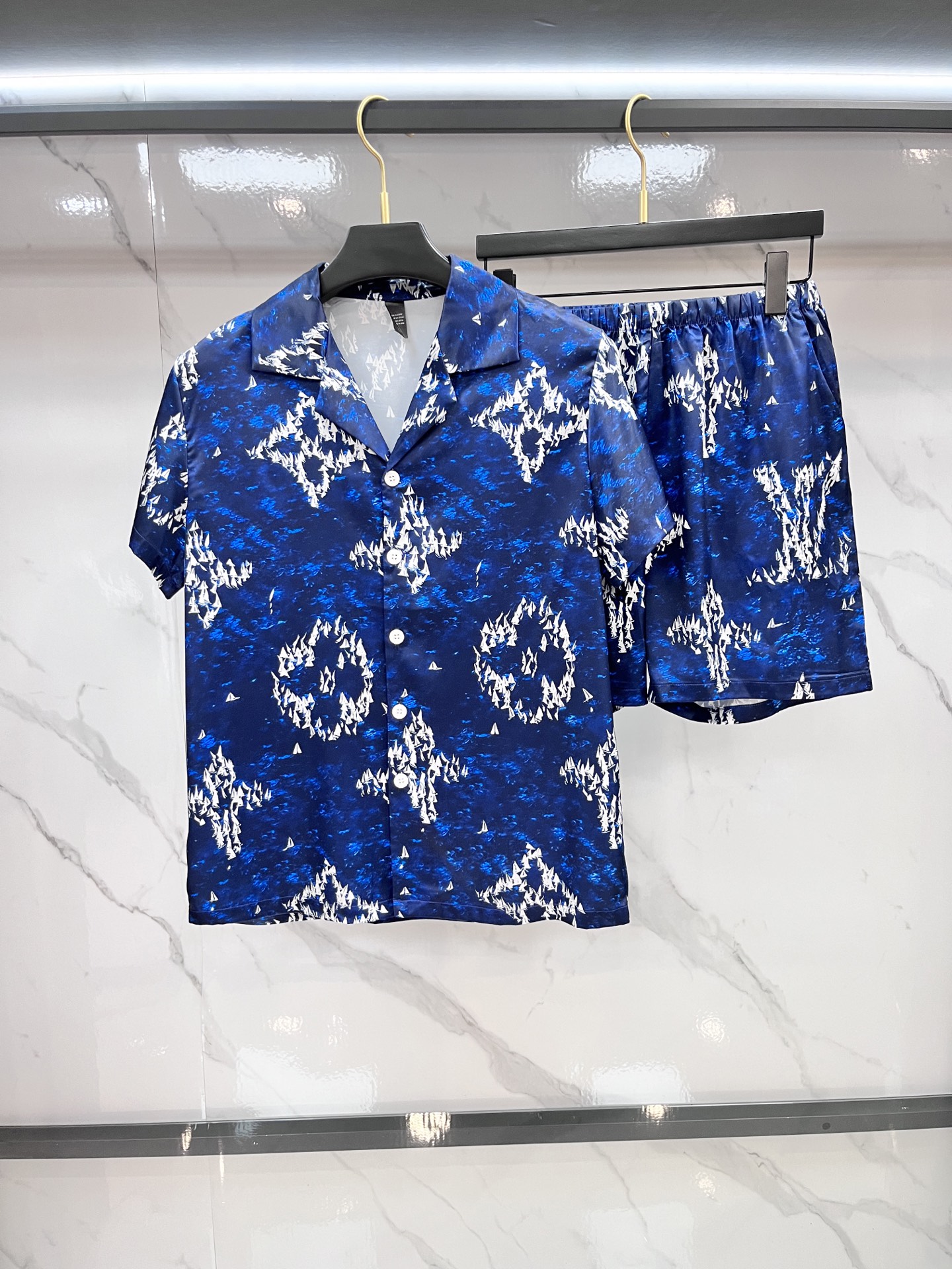 NO:500825,Lv High-end new couples' home clothes, pajamas and casual suits Imported silk satin fabric Inner edging, soft and cool, super cool and comfortable, elegant and gorgeous, with a tone, can also be made into fashionable casual suits. It is extremely fashionable to run in the morning, integrating the exquisite style of fashion ……………………………………………………………………………………………………………………………………………………………………………………………………………………………………………………………………………………………………………………………………………………………………………………………………………………………………………………………………………………………………………………………………………………………………………………………………………………………………………………………………………………………………………………………………………………………………………………………………………………………………………………………………………………………………………………………………………………………………………………………………………………………………………………………………………………………………………………………………………………………………………………………………19860909Lv 高端新品情侣款家居服,睡衣休闲套装 进口丝缎面料 内里包边 手感柔软超爽超靓超舒服 高雅华丽 有腔调 也可做时尚休闲套装 早上跑步极其时尚 融合了时尚属于风的精致 …………………………………………………… SizeM-XXXL,,louis vuitton,alexander wang,Men's clothing