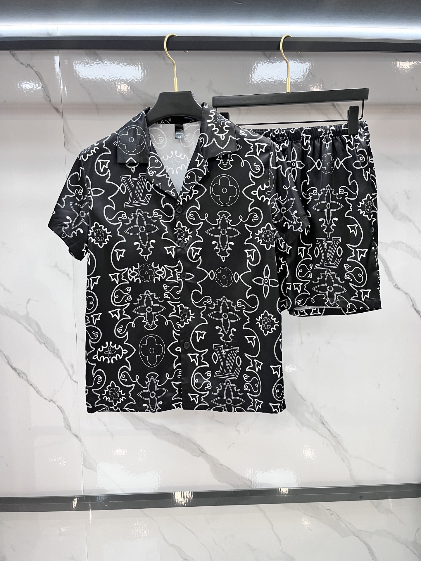 NO:514409,Lv High-end new couples' home clothes, pajamas and casual suits Imported silk satin fabric Inner edging, soft and cool, super cool and comfortable, elegant and gorgeous, with a tone, can also be made into fashionable casual suits. It is extremely fashionable to run in the morning, integrating the exquisite style of fashion ……………………………………………………………………………………………………………………………………………………………………………………………………………………………………………………………………………………………………………………………………………………………………………………………………………………………………………………………………………………………………………………………………………………………………………………………………………………………………………………………………………………………………………………………………………………………………………………………………………………………………………………………………………………………………………………………………………………………………………………………………………………………………………………………………………………………………………………………………………………………………………………………………19860909Lv 高端新品情侣款家居服,睡衣休闲套装 进口丝缎面料 内里包边 手感柔软超爽超靓超舒服 高雅华丽 有腔调 也可做时尚休闲套装 早上跑步极其时尚 融合了时尚属于风的精致 …………………………………………………… SizeM-XXXL,,louis vuitton,alexander wang,Men's clothing