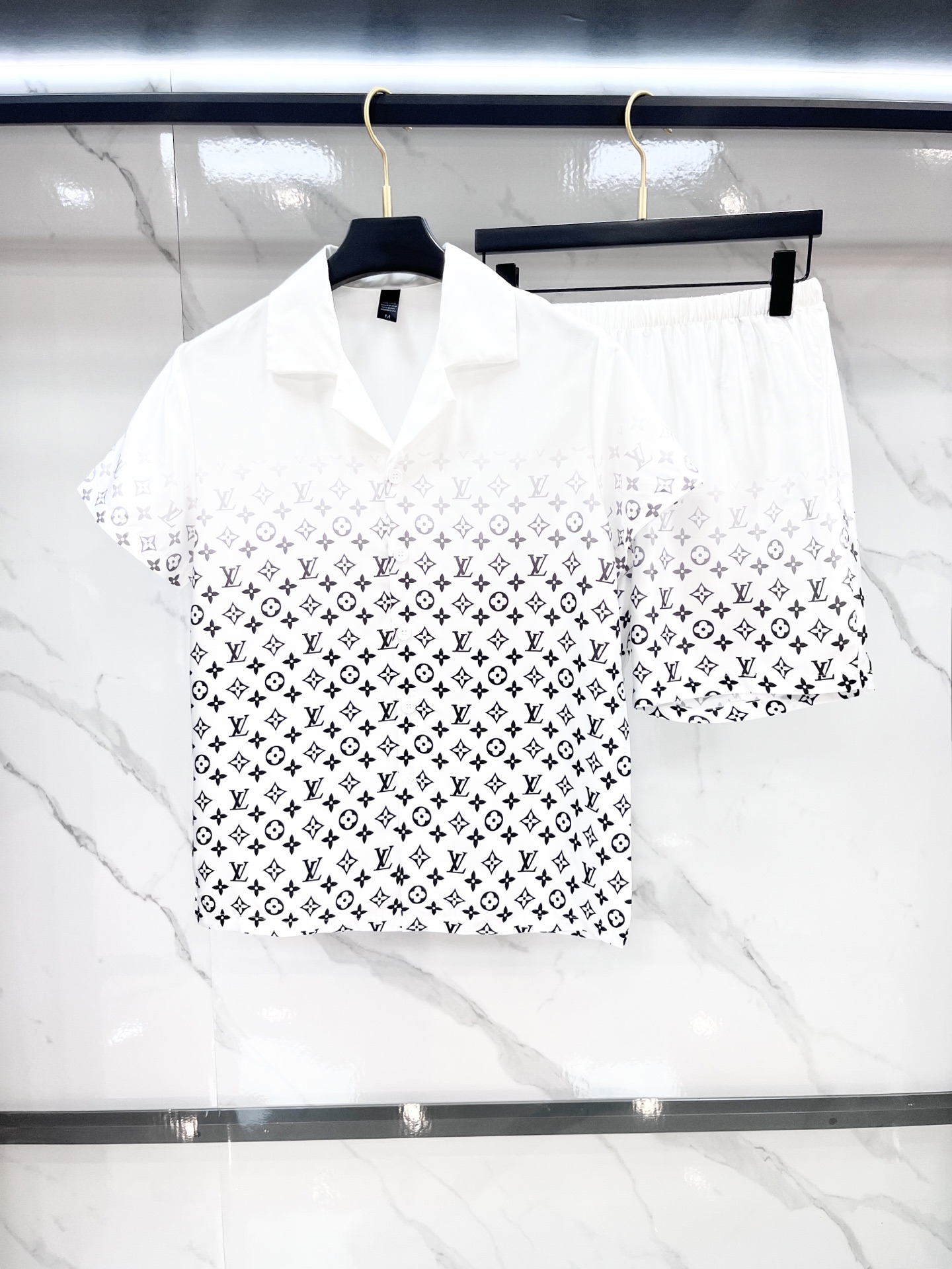 NO:486204,. Lv High-end new couples' home clothes, pajamas and casual suits Imported silk satin fabric Inner edging, soft and cool, super cool and super comfortable, elegant and gorgeous, with a tone, can also be made into fashionable casual suits. It is extremely fashionable to run in the morning, integrating the exquisite style of fashion ……………………………………………………………………………………………………………………………………………………………………………………………………………………………………………………………………………………………………………………………………………………………………………………………………………………………………………………………………………………………………………………………………………………………………………………………………………………………………………………………………………………………………………………………………………………………………………………………………………………………………………………………………………………………………………………………………………………………………………………………………………………………………………………………………………………………………………………………………………………………………………………………19860909. Lv 高端新品情侣款家居服,睡衣休闲套装 进口丝缎面料 内里包边 手感柔软超爽超靓超舒服 高雅华丽 有腔调 也可做时尚休闲套装 早上跑步极其时尚 融合了时尚属于风的精致 …………………………………………………… SizeM-XXXL,,louis vuitton,alexander wang,Men's clothing