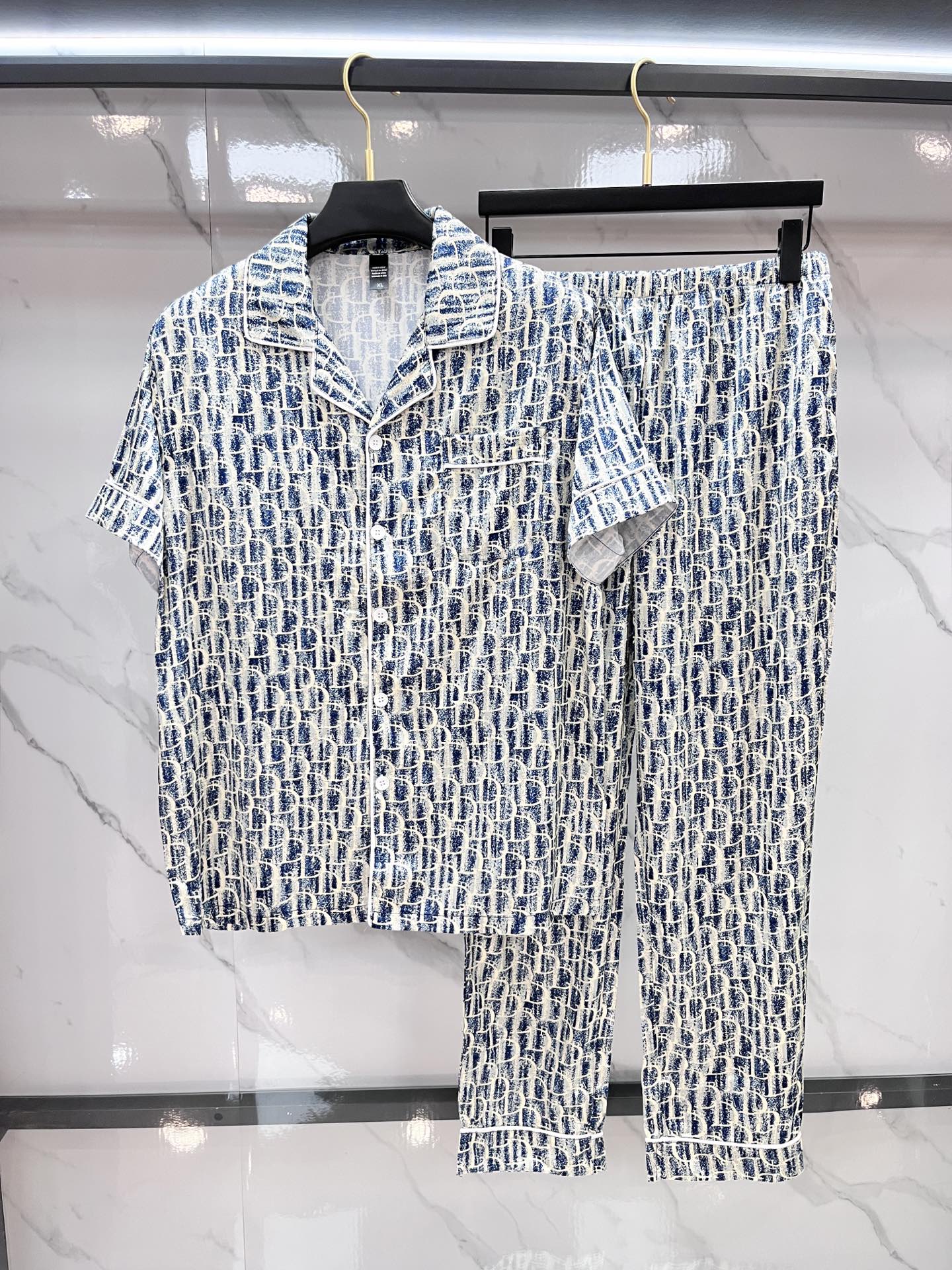 NO:514407,Dior High-end new couples' home clothes, pajamas and casual suits Imported silk satin fabric Inner edging, soft and cool, super cool and comfortable, elegant and gorgeous, with a tone, can also be made into fashionable casual suits. It is extremely fashionable to run in the morning, integrating the exquisite style of fashion ……………………………………………………………………………………………………………………………………………………………………………………………………………………………………………………………………………………………………………………………………………………………………………………………………………………………………………………………………………………………………………………………………………………………………………………………………………………………………………………………………………………………………………………………………………………………………………………………………………………………………………………………………………………………………………………………………………………………………………………………………………………………………………………………………………………………………………………………………………………………………………………………………19860909迪奥 高端新品情侣款家居服,睡衣休闲套装 进口丝缎面料 内里包边 手感柔软超爽超靓超舒服 高雅华丽 有腔调 也可做时尚休闲套装 早上跑步极其时尚 融合了时尚属于风的精致 …………………………………………………… SizeM-XXXL,,dior,alexander wang,Men's clothing