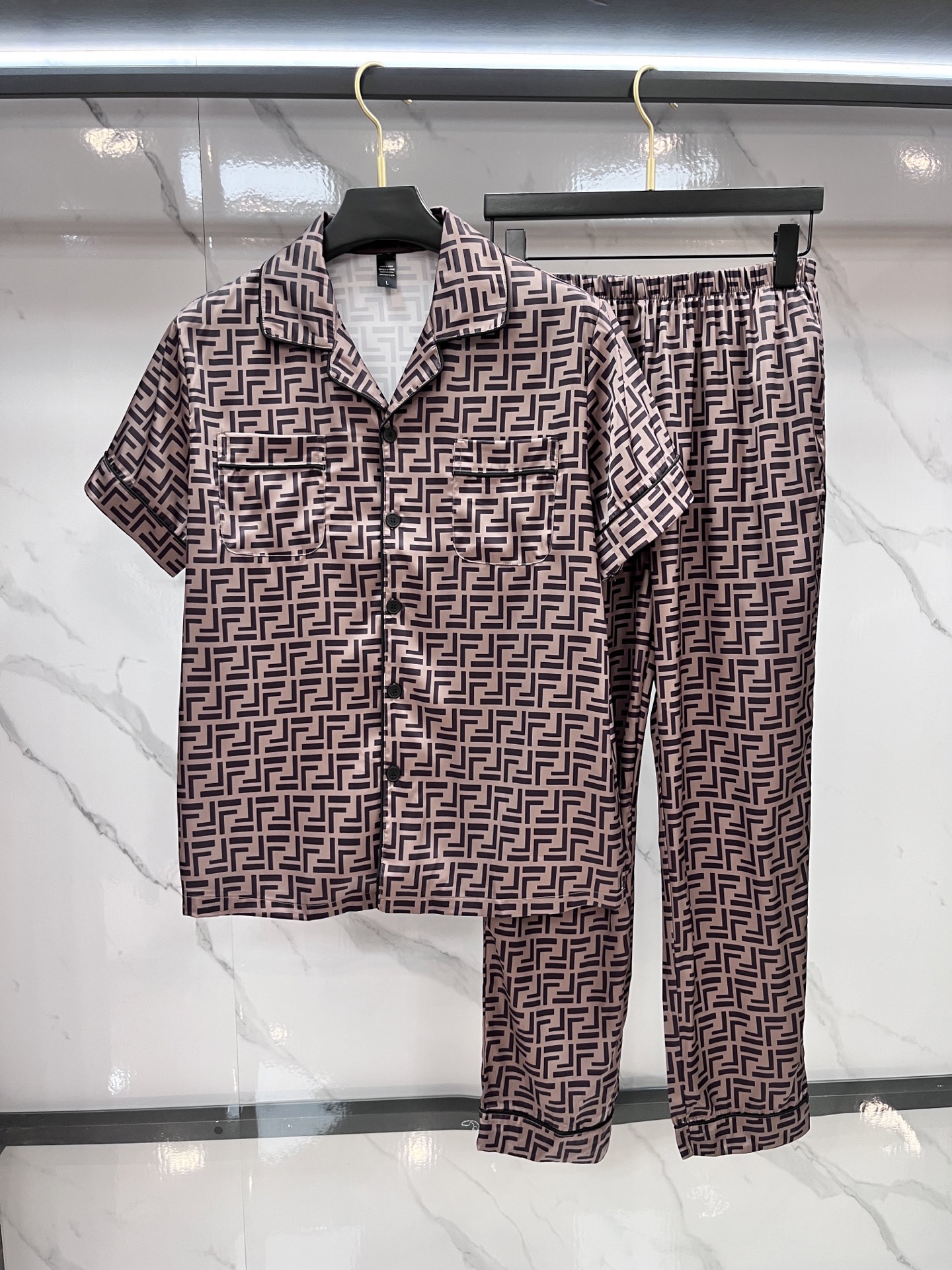 NO:514405,Fendi High-end new couples' home clothes, pajamas and casual suits Imported silk satin fabric Inner edging, soft and cool, super cool and super comfortable, elegant and gorgeous, with a tone, can also be made into fashionable casual suits. It is extremely fashionable to run in the morning, integrating the exquisiteness of fashion and style …………………………………………………………………………………………………………………………………………………………………………………………………………………………………………………………………………………………………………………………………………………………………………………………………………………………………………………………………………………………………………………………………………………………………………………………………………………………………………………………………………………………………………………………………………………………………………………………………………………………………………………………………………………………………………………………………………………………………………………………………………………………………………………………………………………………………………………………………………………………………………………………19860909芬迪 高端新品情侣款家居服,睡衣休闲套装 进口丝缎面料 内里包边 手感柔软超爽超靓超舒服 高雅华丽 有腔调 也可做时尚休闲套装 早上跑步极其时尚 融合了时尚属于风的精致 …………………………………………………… SizeM-XXXL,,fendi,alexander wang,Men's clothing